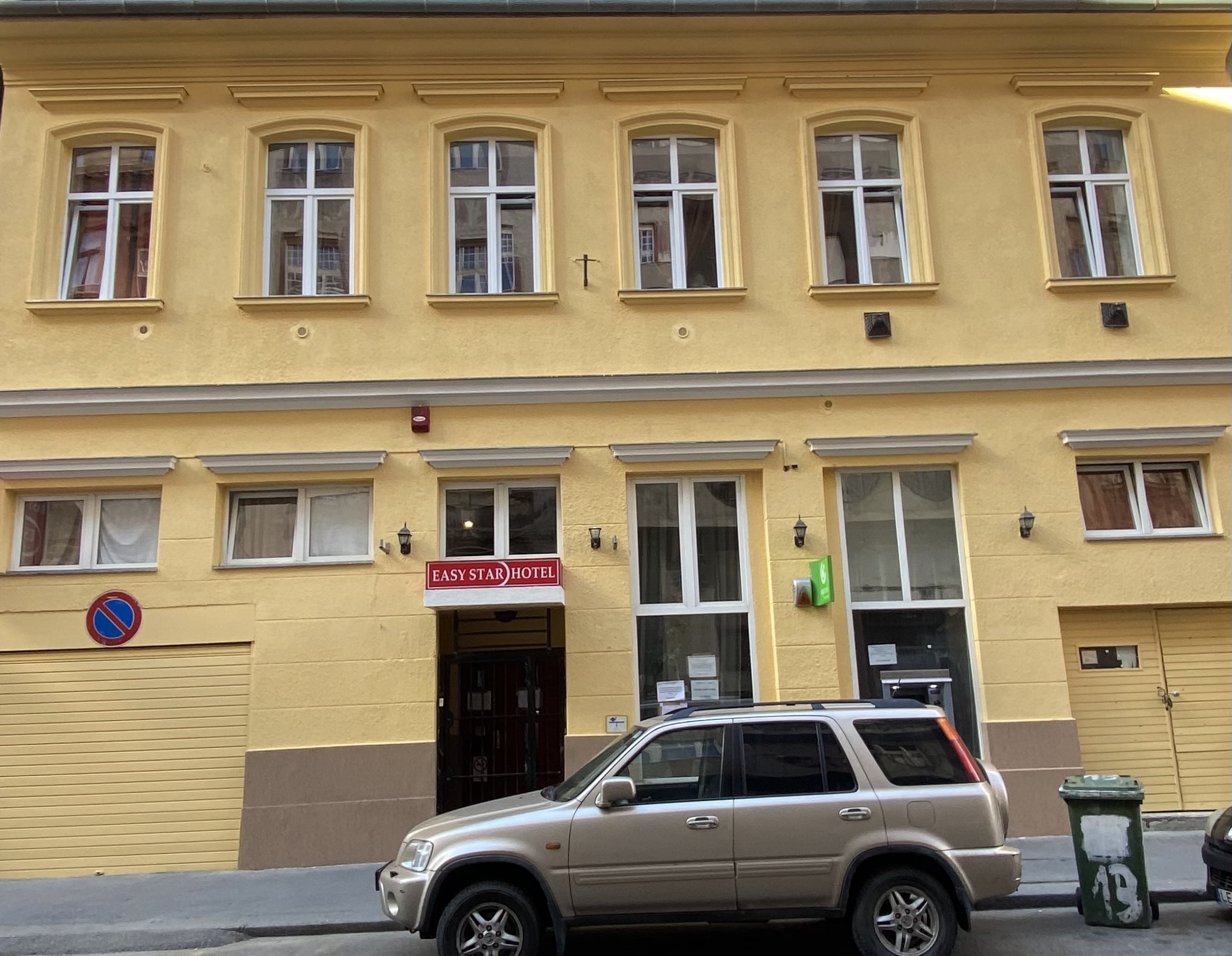 Easy Star Hotel