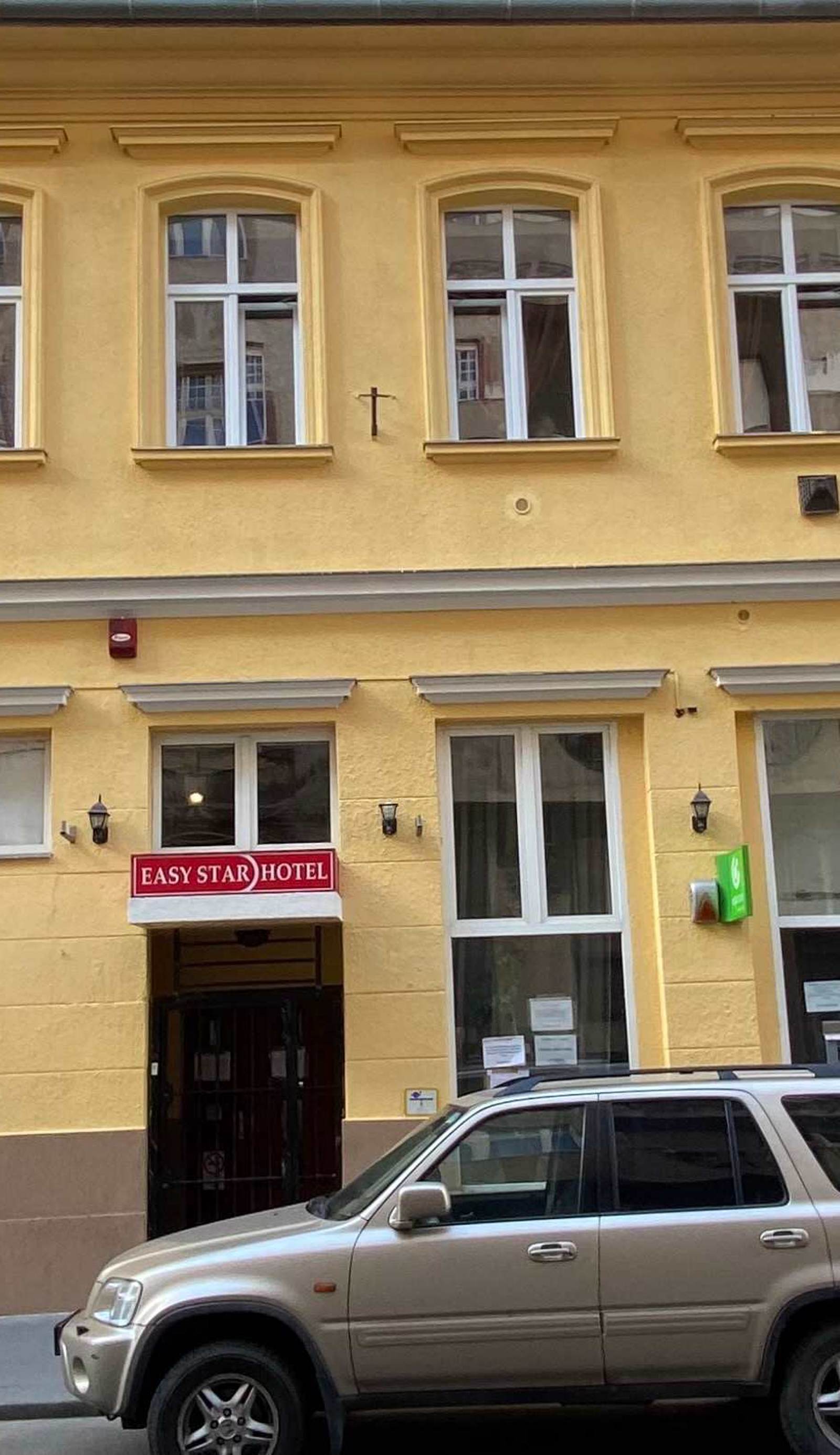 Easy Star Hotel