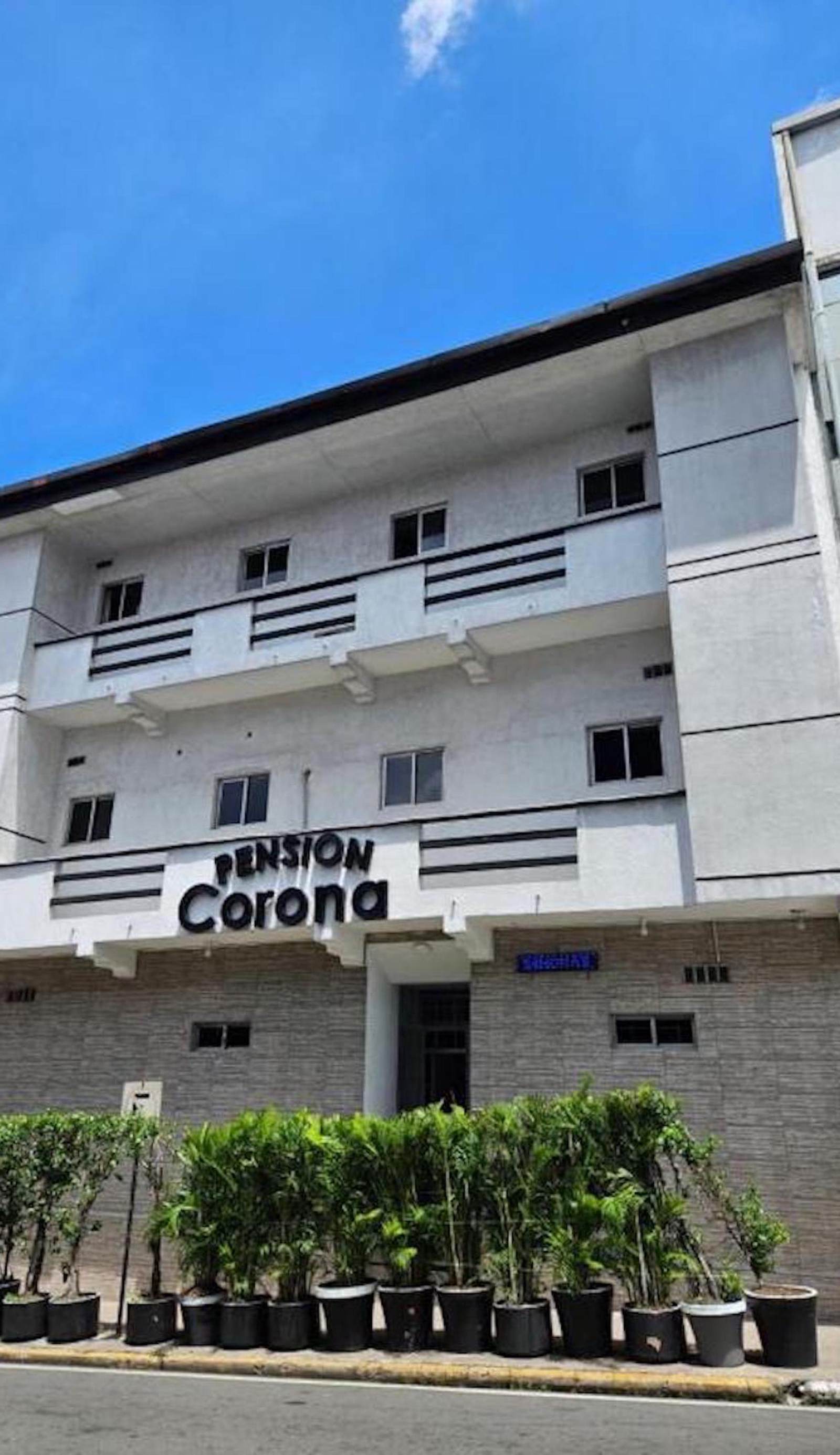 Hotel y Pension Corona