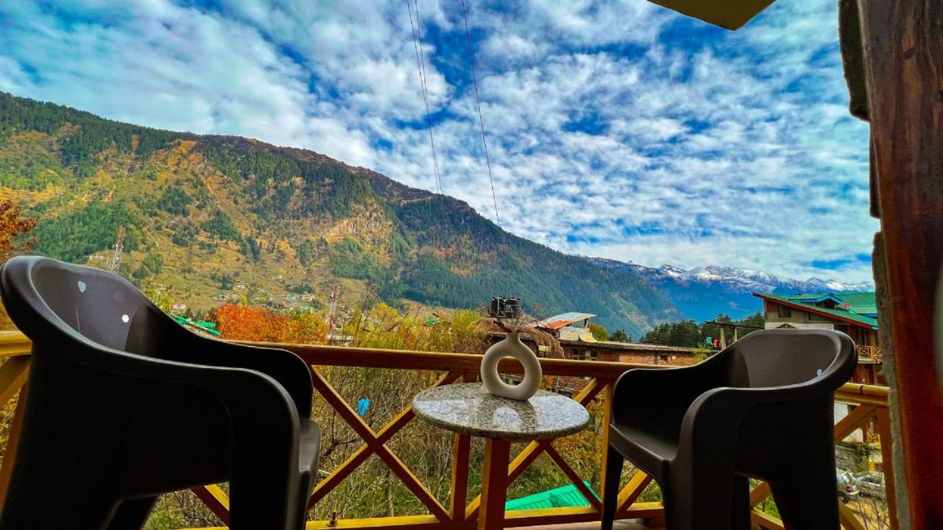 YOLO Backpackers - Manali