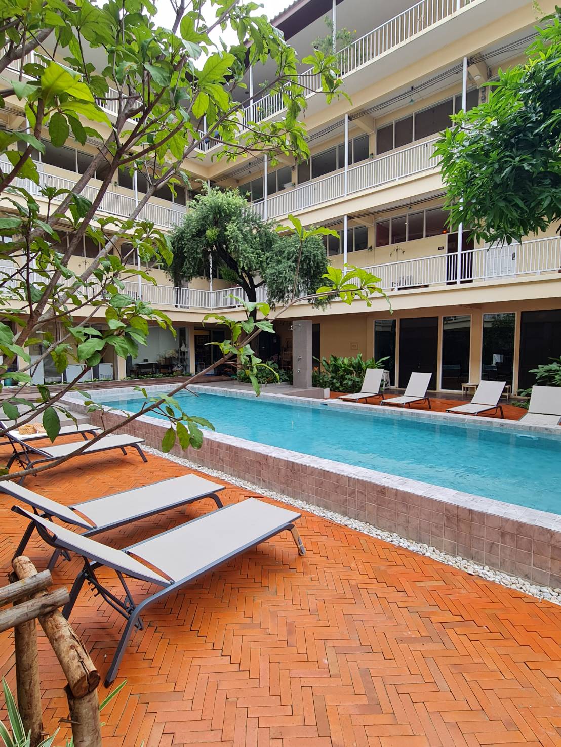 Feung Nakorn Balcony Rooms and Cafe