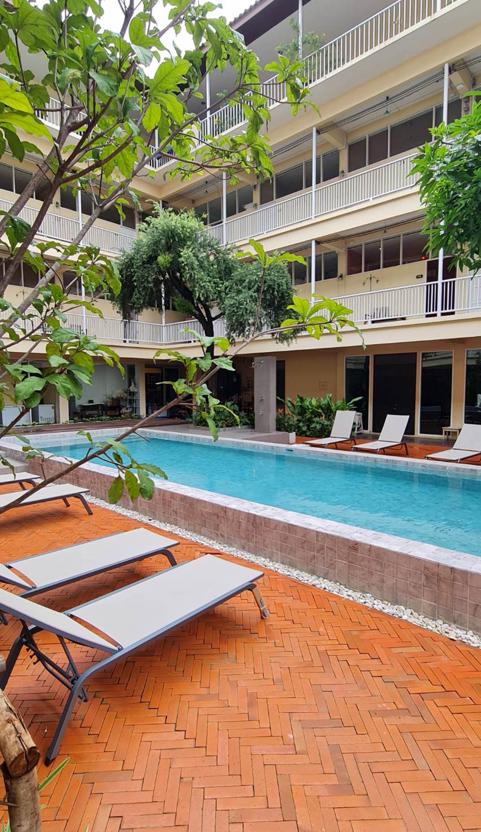 Feung Nakorn Balcony Rooms and Cafe