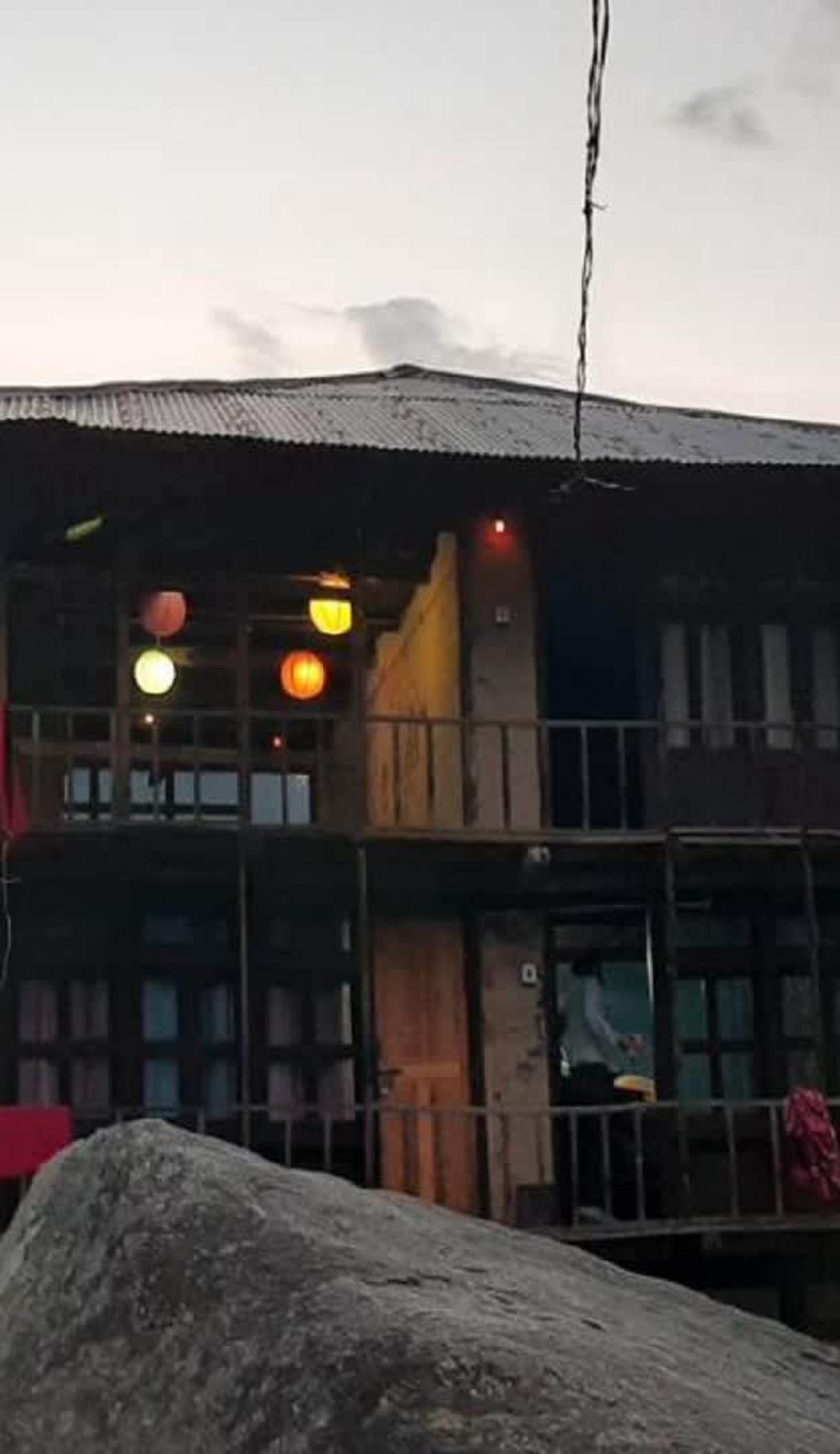 YOLO Backpackers - Pulga