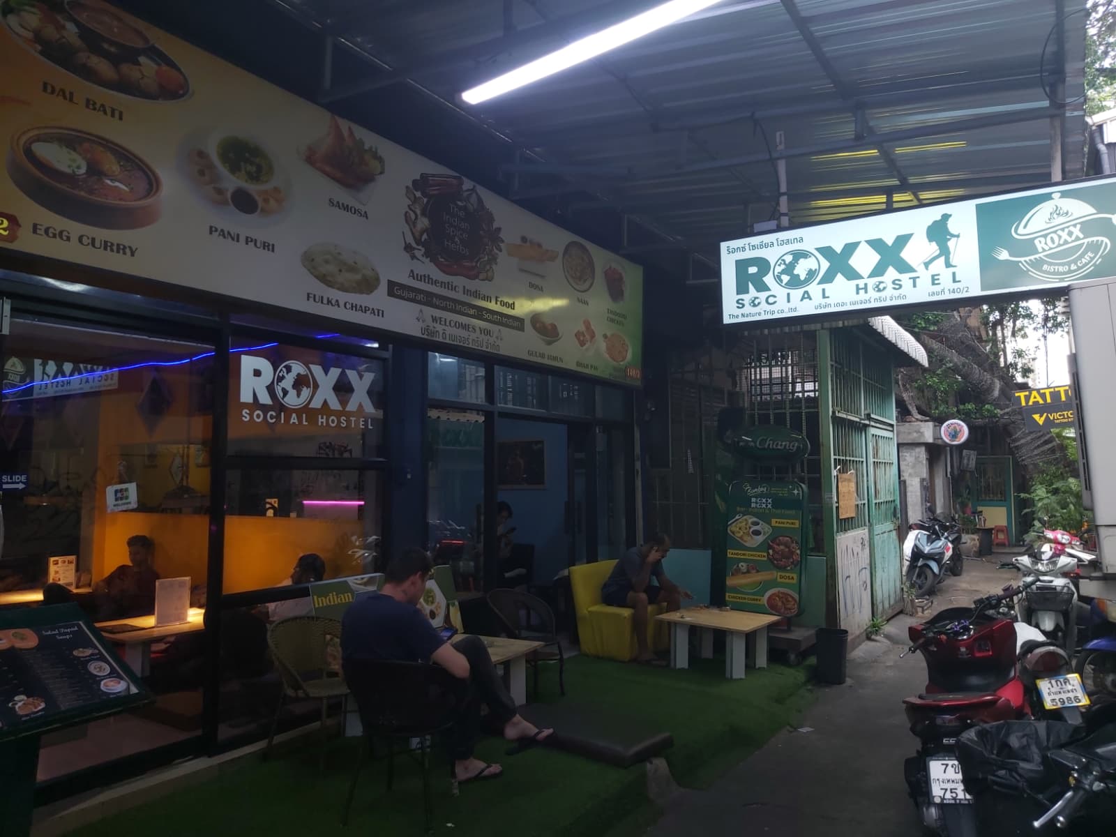Roxx Social Hostel Cafe & Bistro