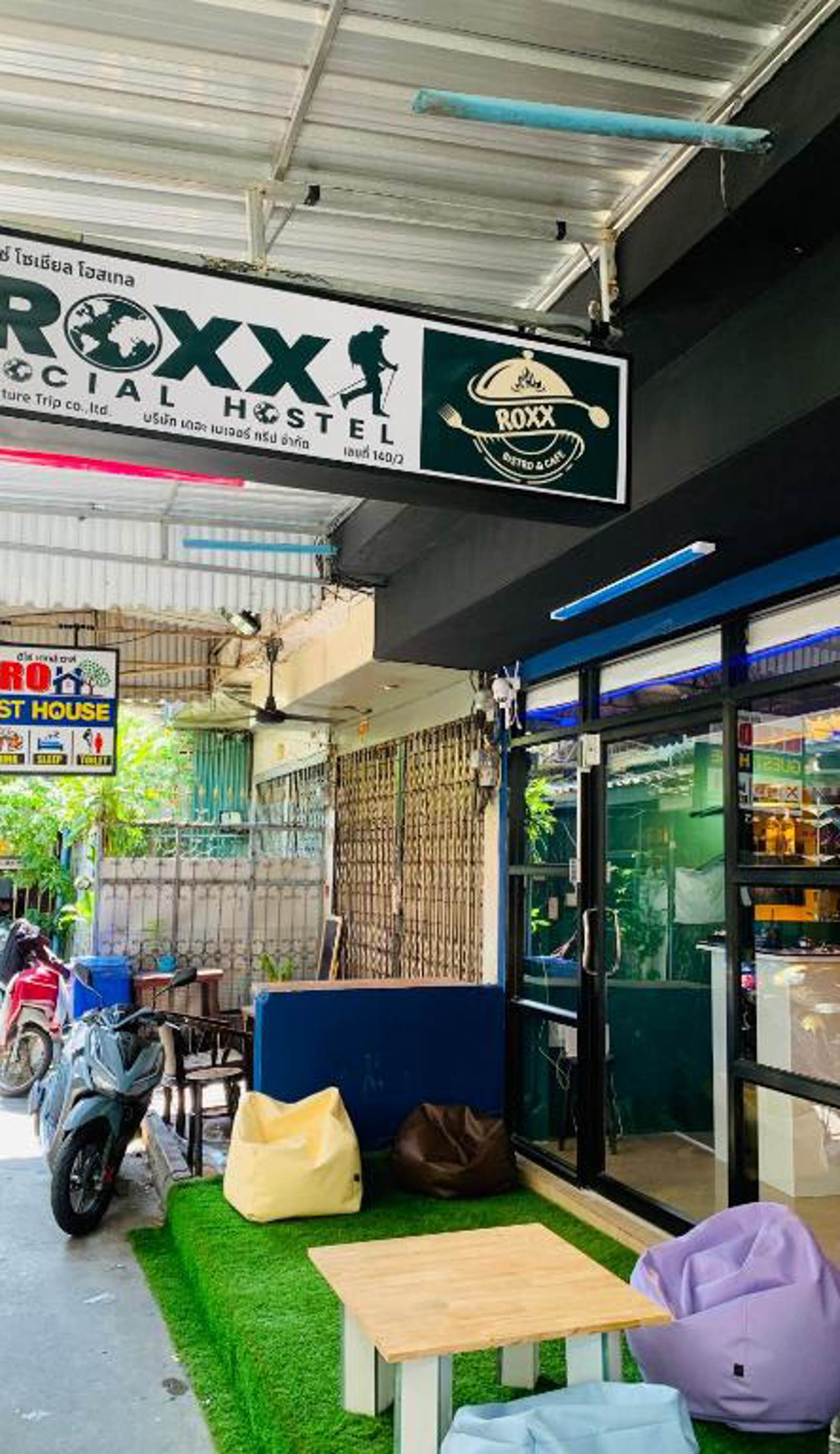 Roxx Social Hostel Cafe & Bistro