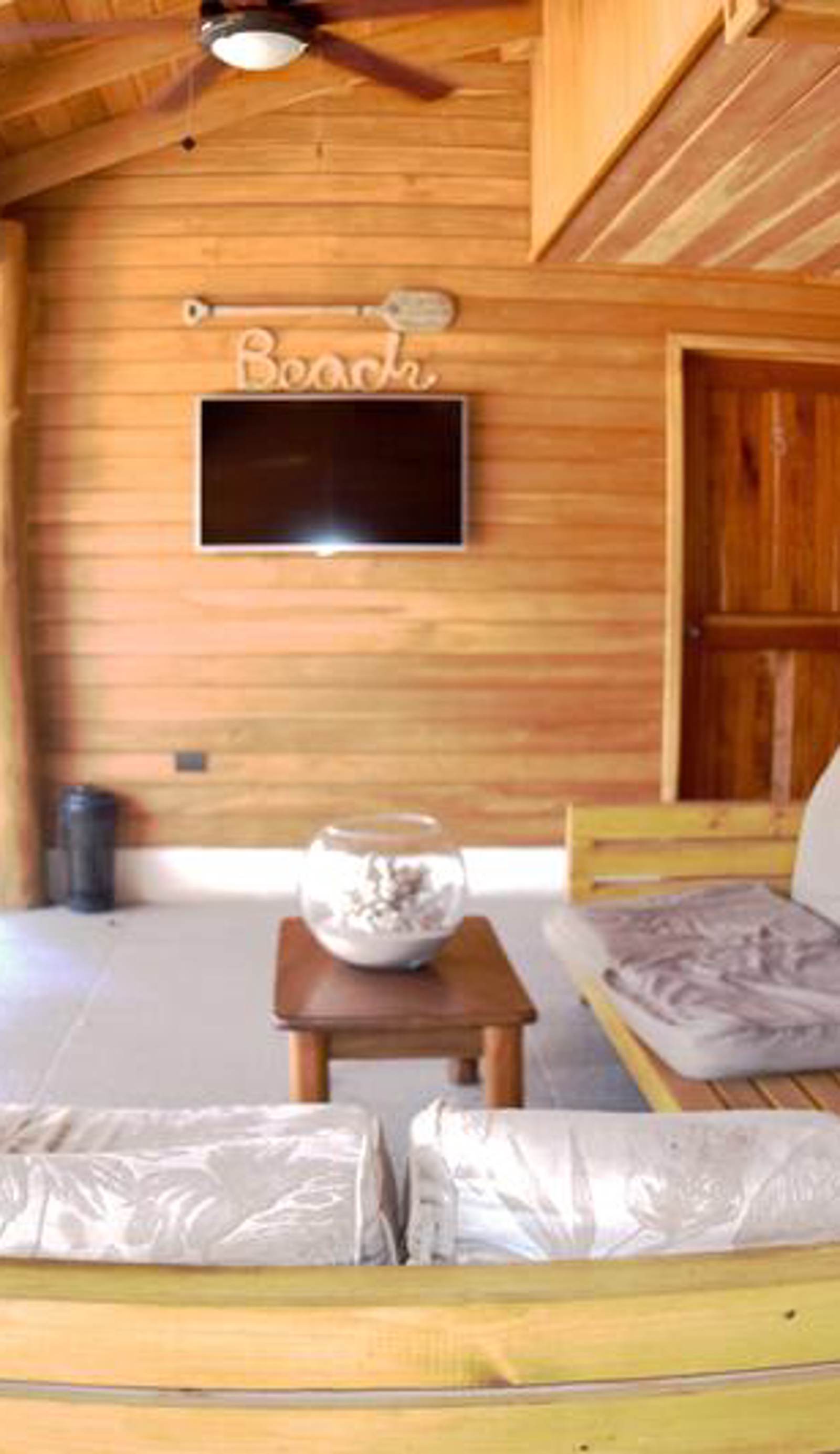 Casa Aura Beachfront Premium Hostel