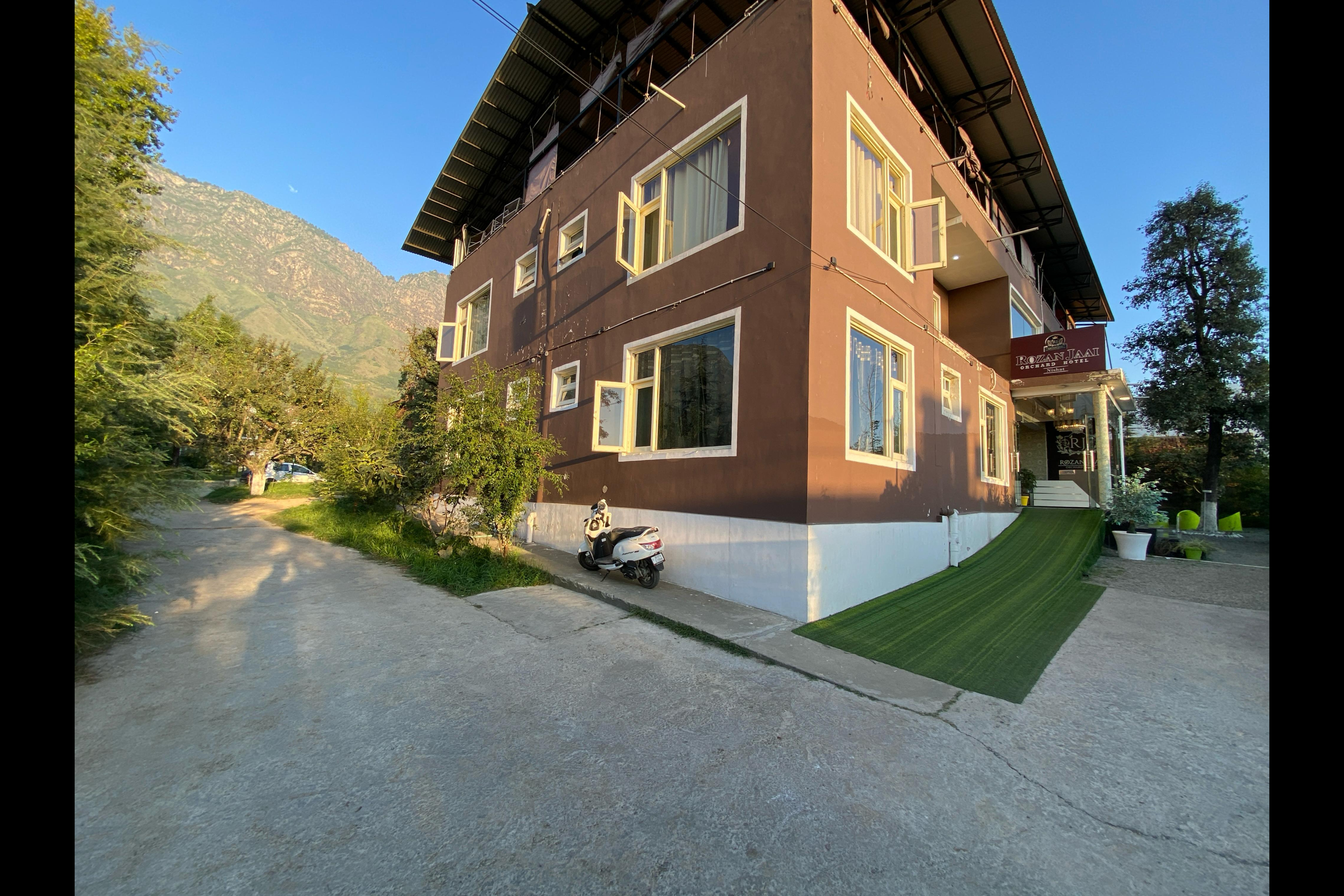 Rozan Jaai Orchard Hotel