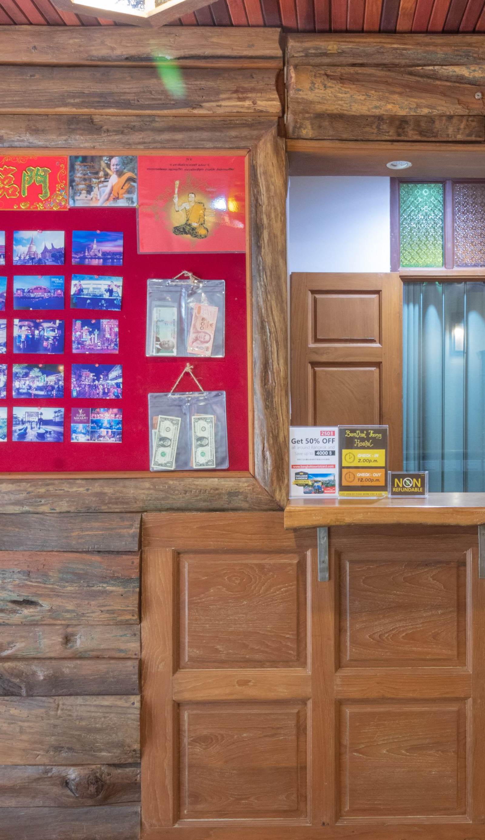 Banthat Thong Hostel