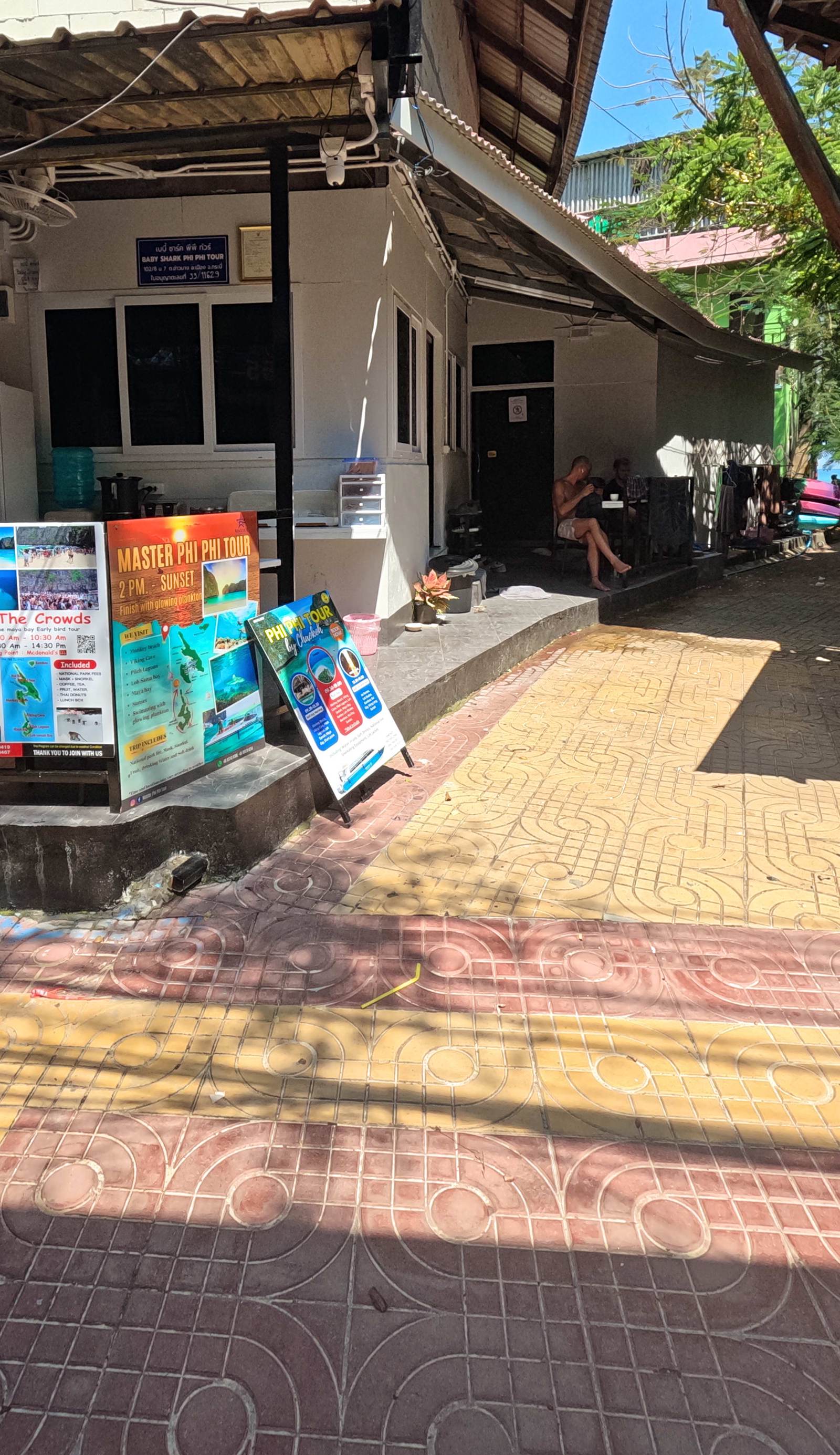 Baby Shark Hostel Loh Dalum Bay