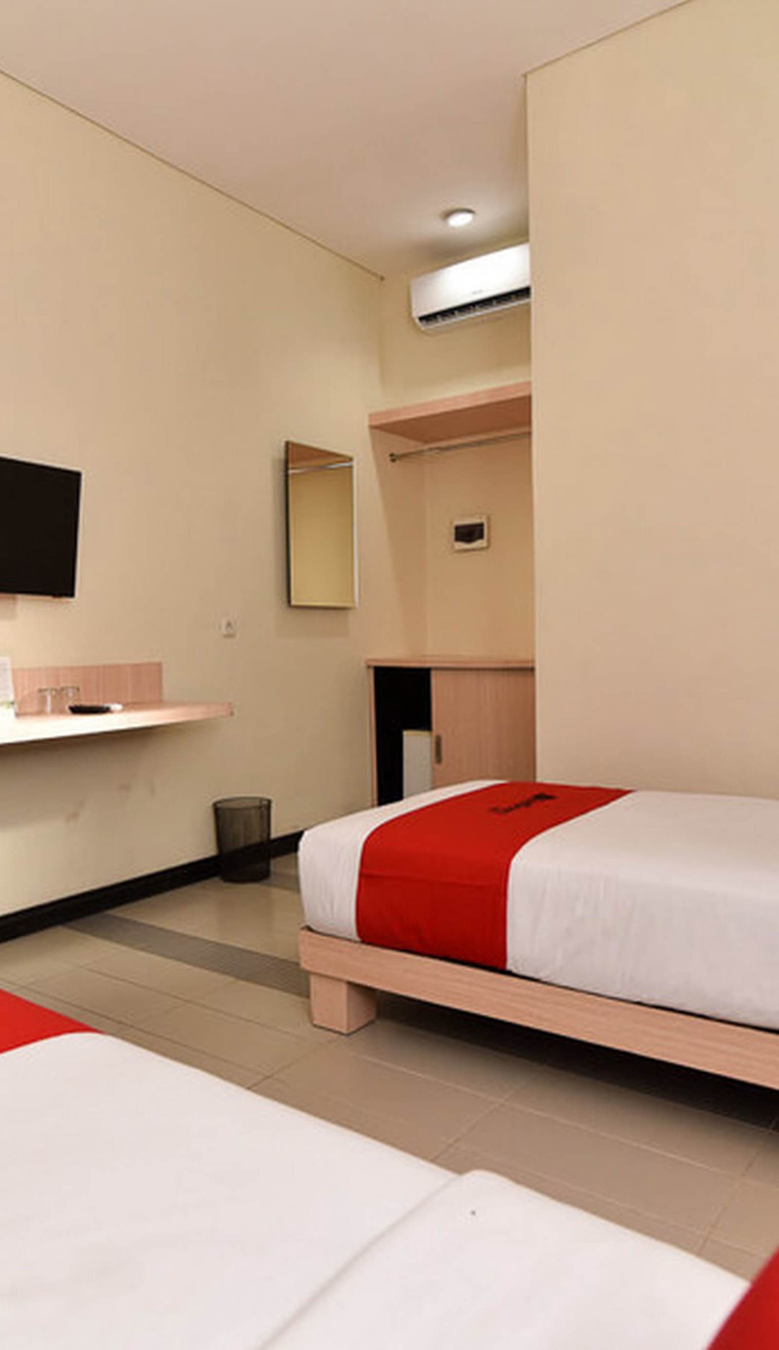 RedDoorz near Legian Street