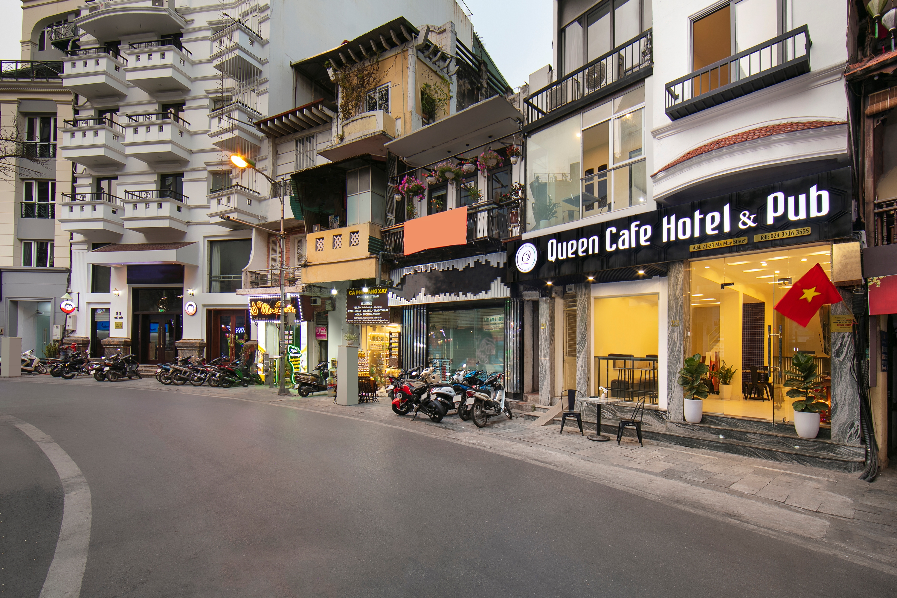 Queen Cafe Hotel & Pub