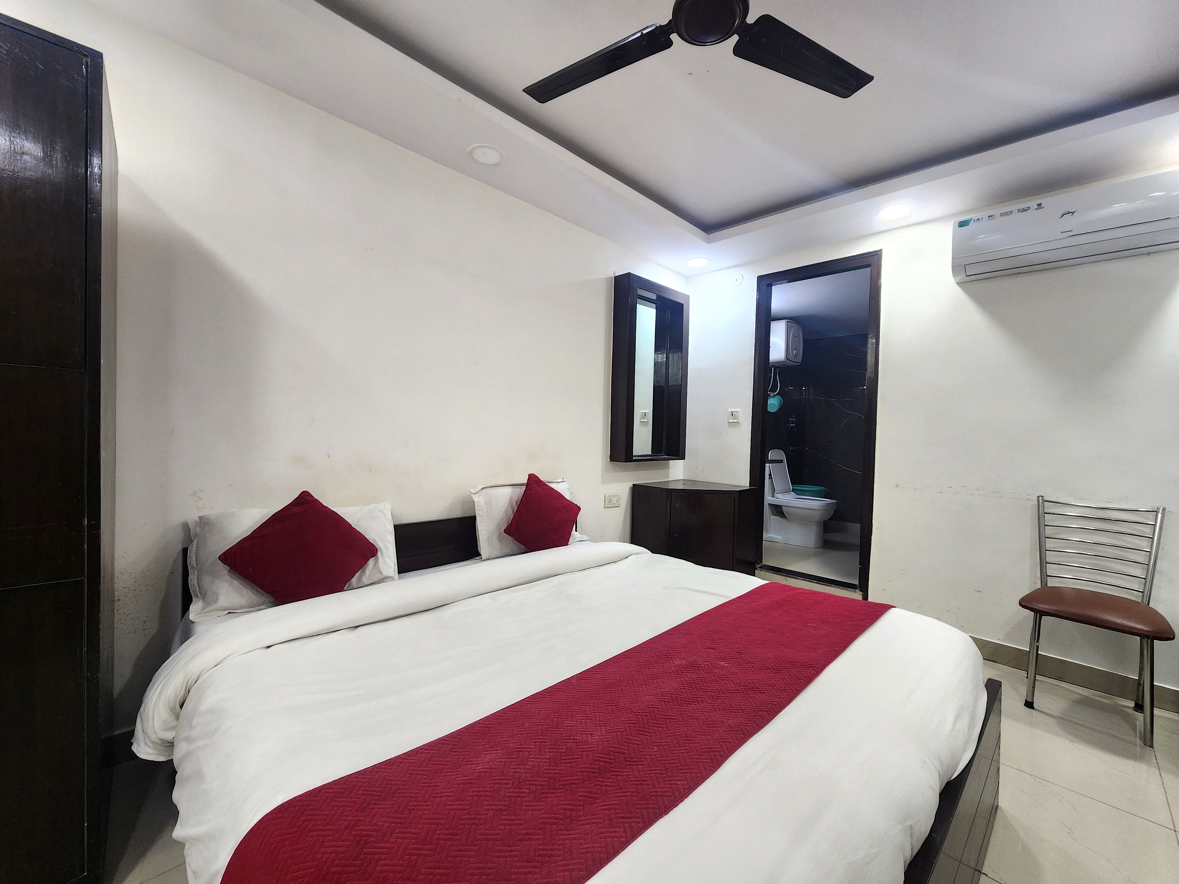 Hotel Satyam Near Ramakrishna Ashram metro