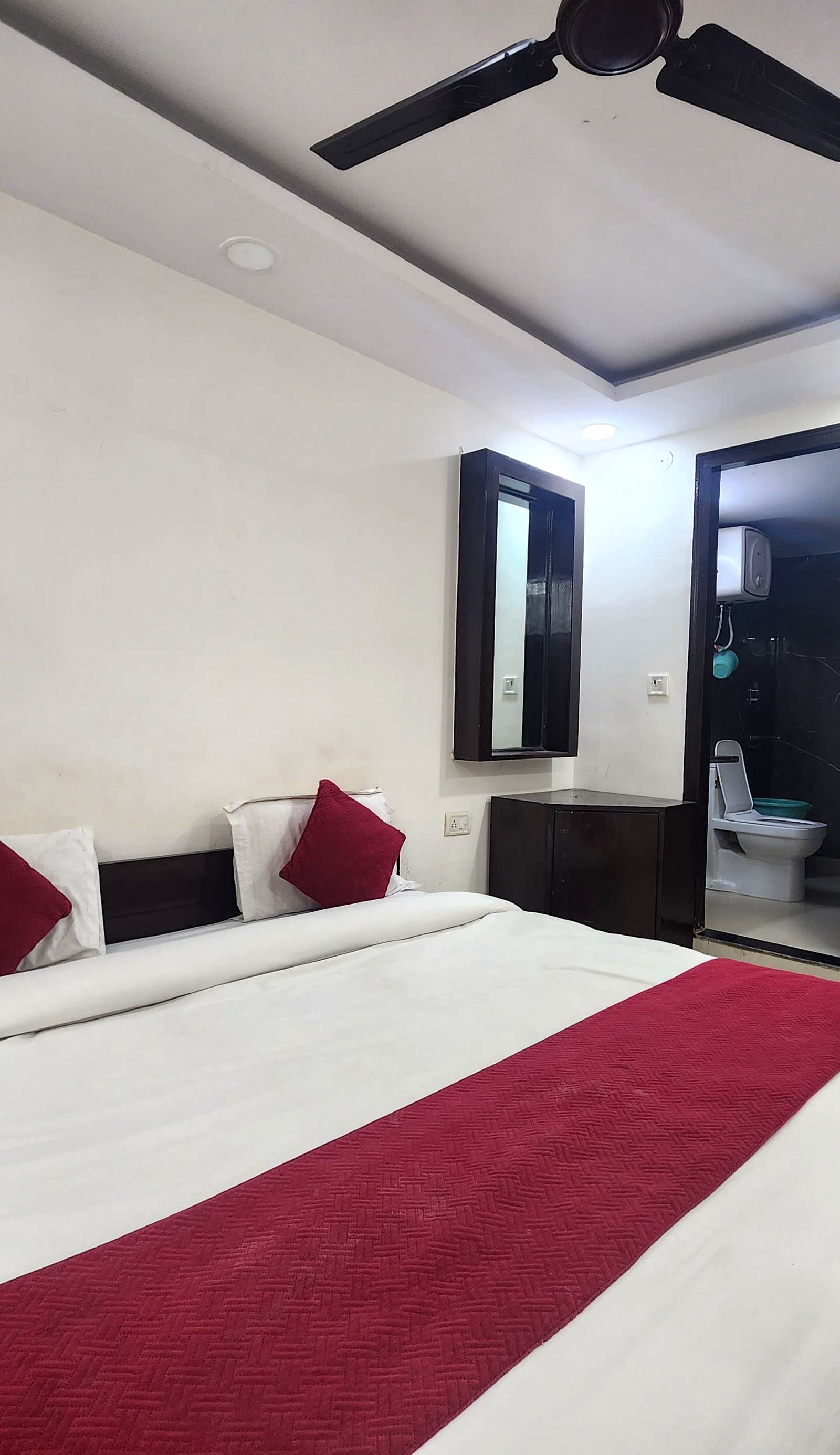 Hotel Satyam Near Ramakrishna Ashram metro