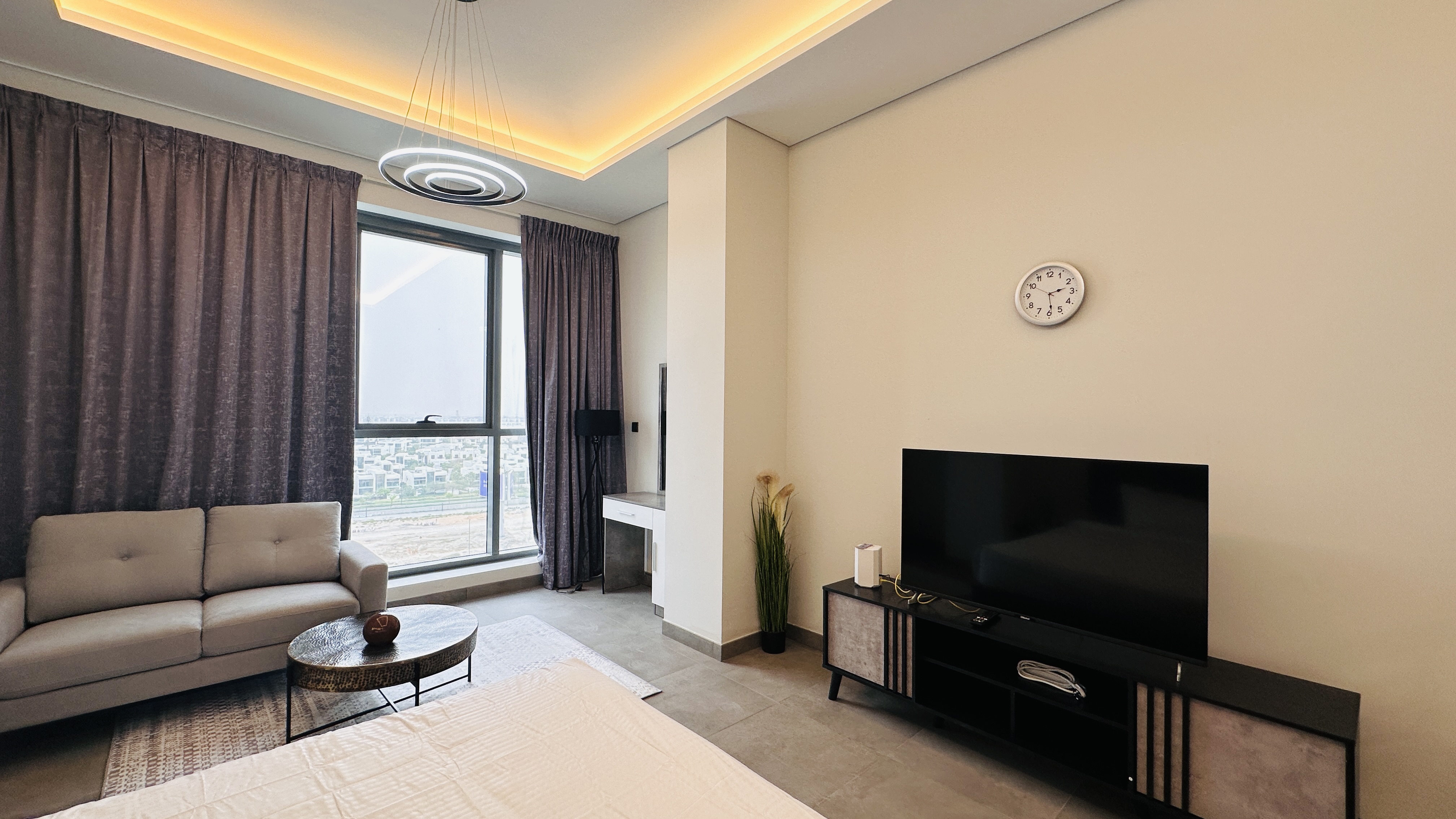 Upscale Apartment at Oval Tower Near Downtown