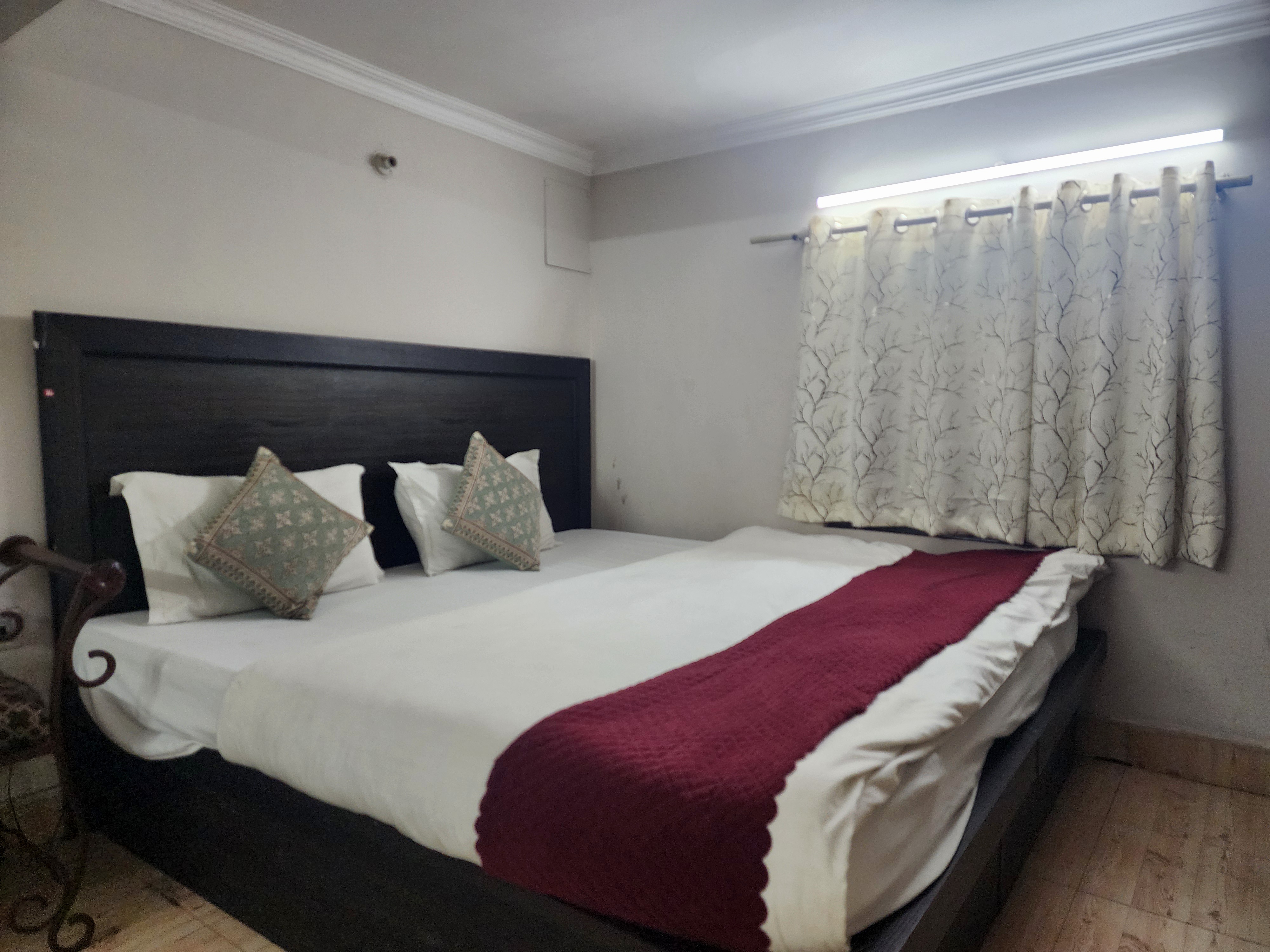 Hotel Kelson Dx- Near Ramakrishna Ashram metro