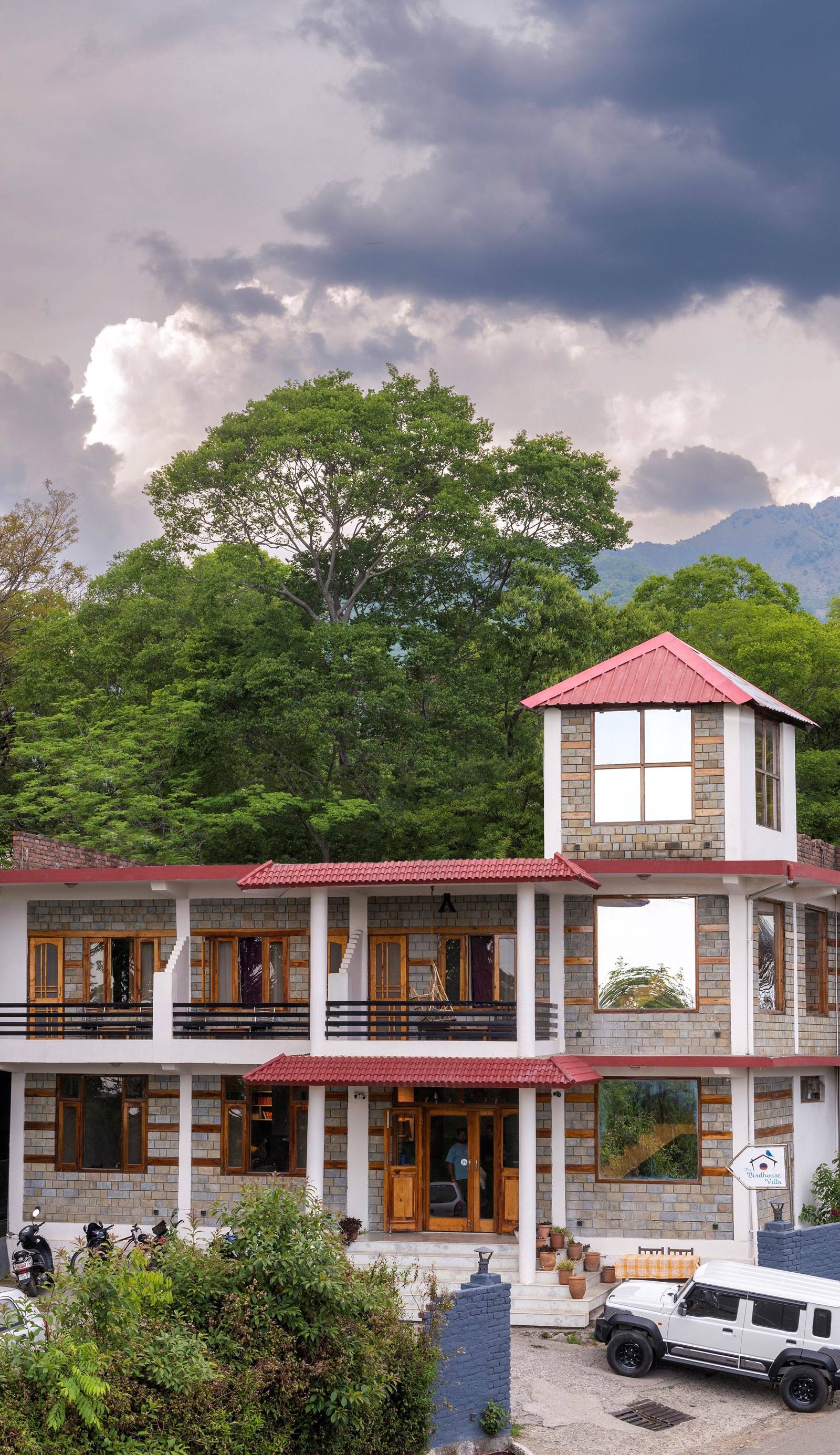 The Birdhouse Villa, Bir