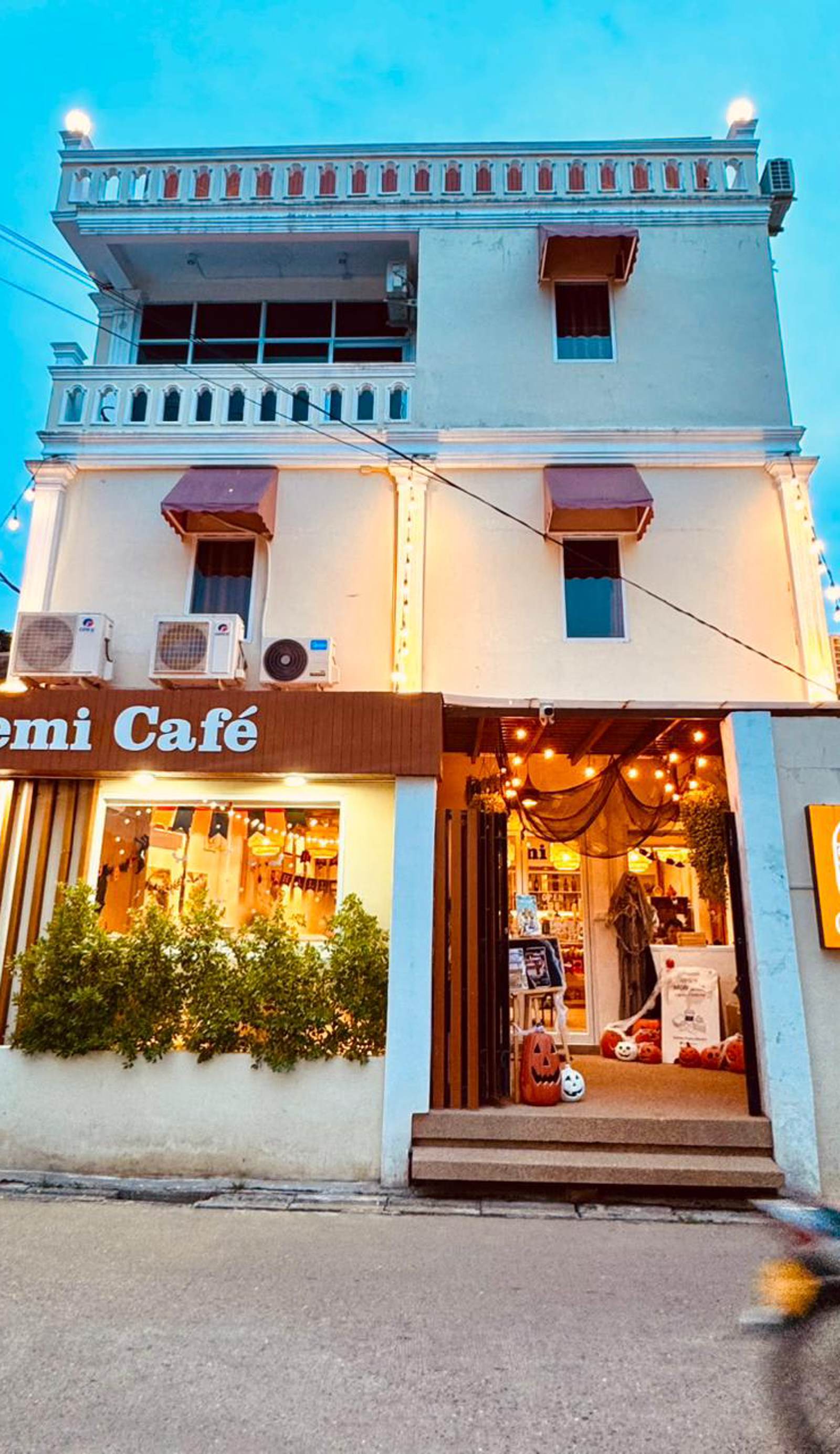 Demi Cafe and Hostel