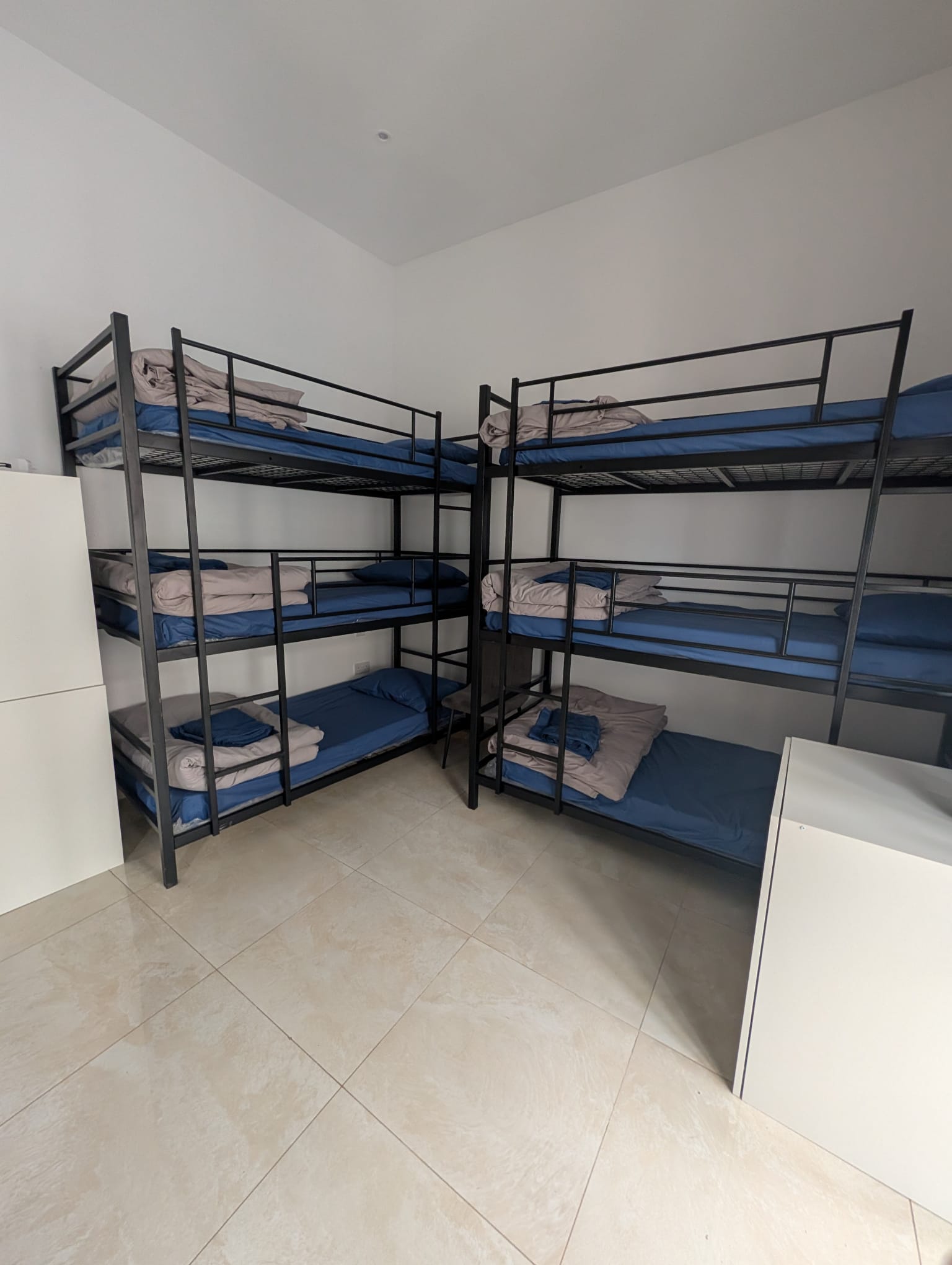 Lourd Bed