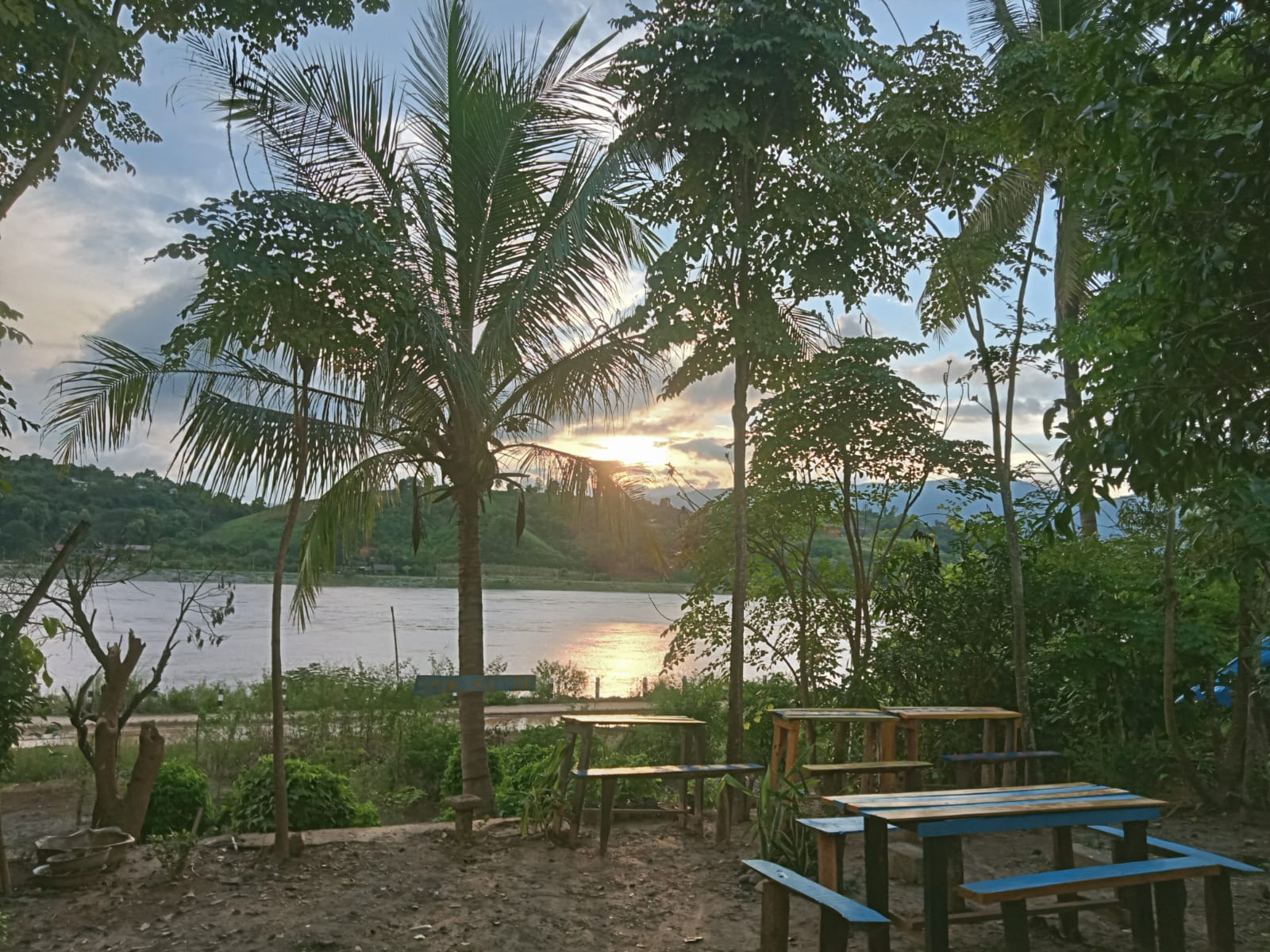 5 Minutes to slow boat pier hostel