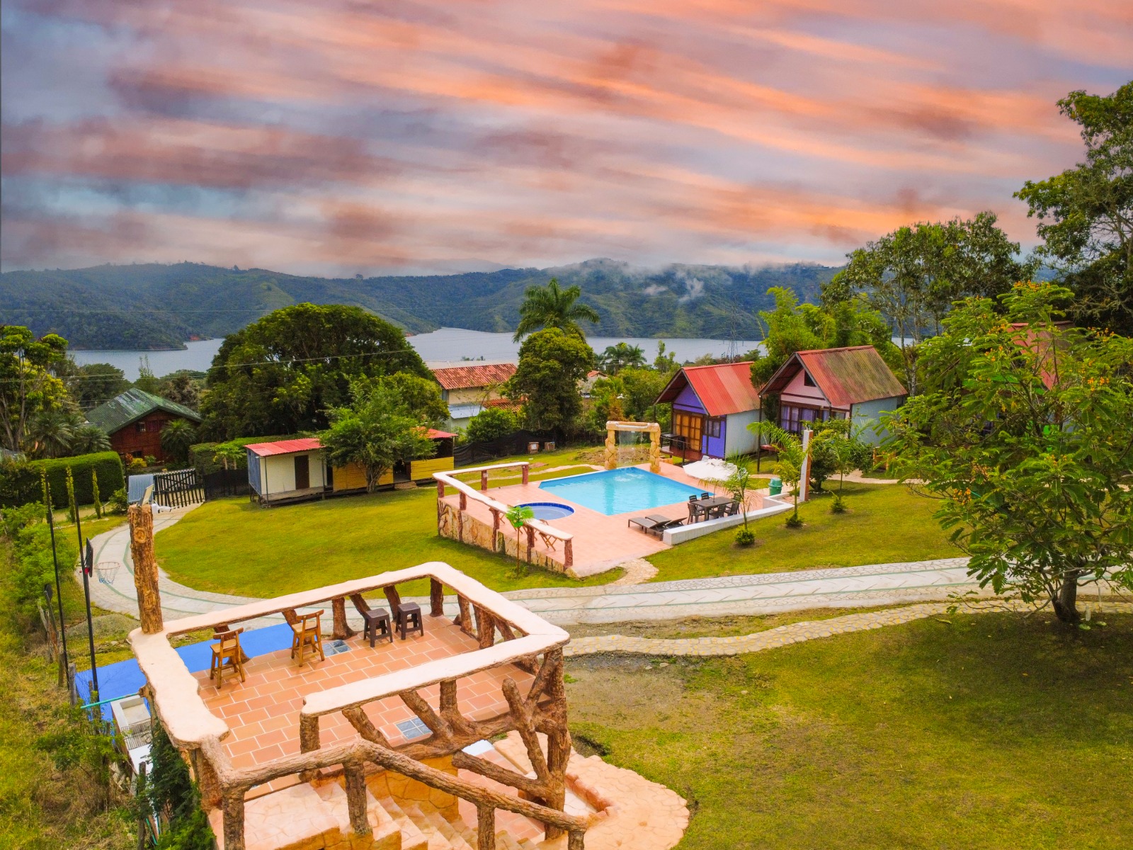 Cabaña Brisa · Piscina, Juegos y Vista Lago