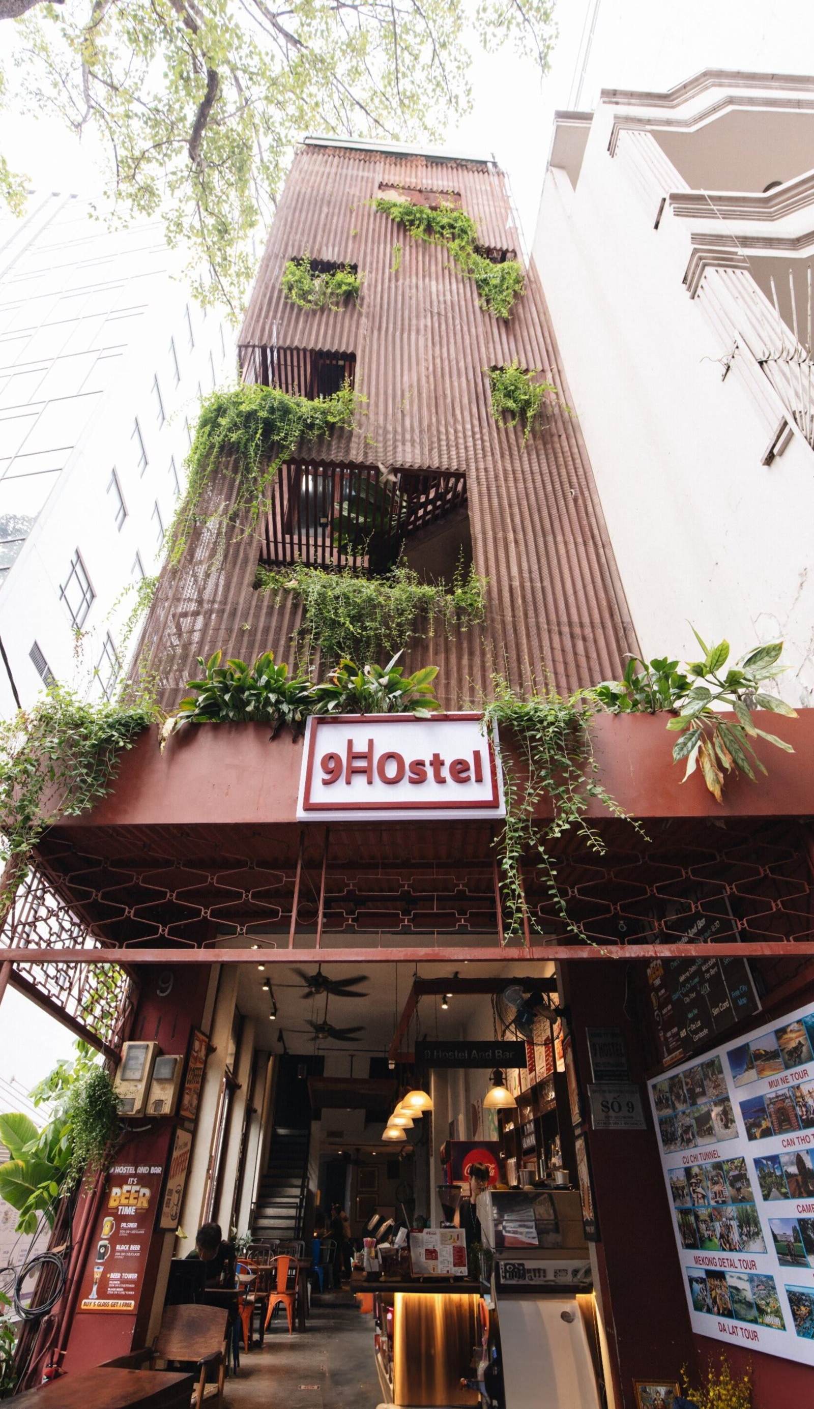 9 Hostel and Bar