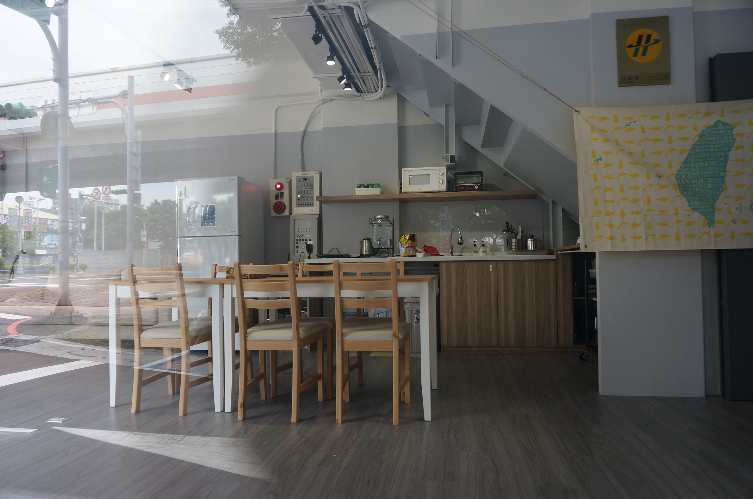 Corner Hostel & Cafe