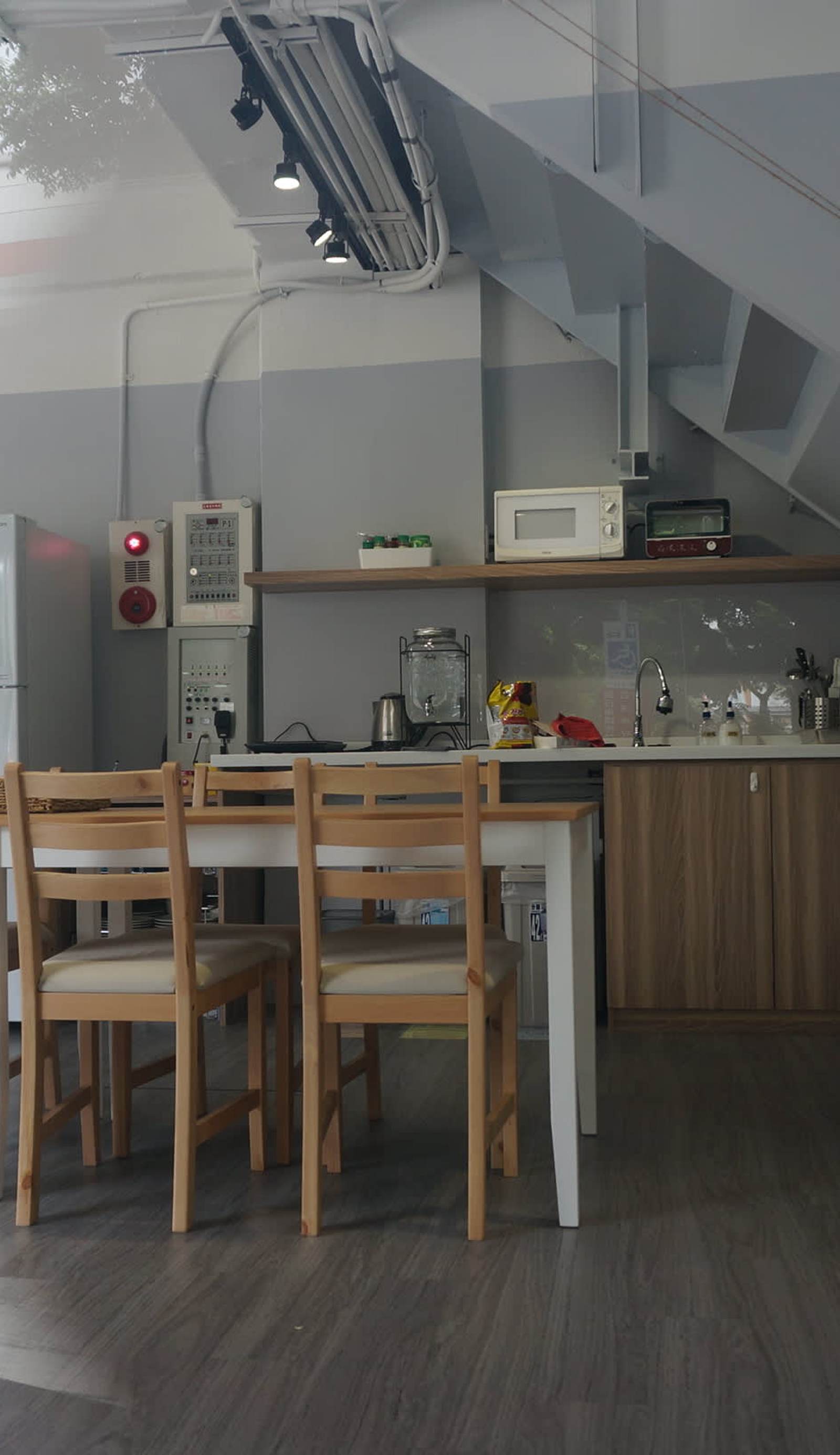 Corner Hostel & Cafe