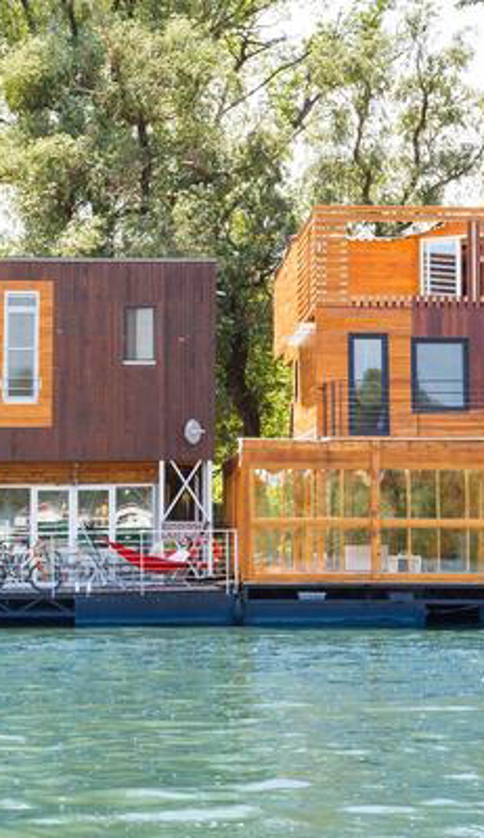 ArkaBarka Floating Hostel