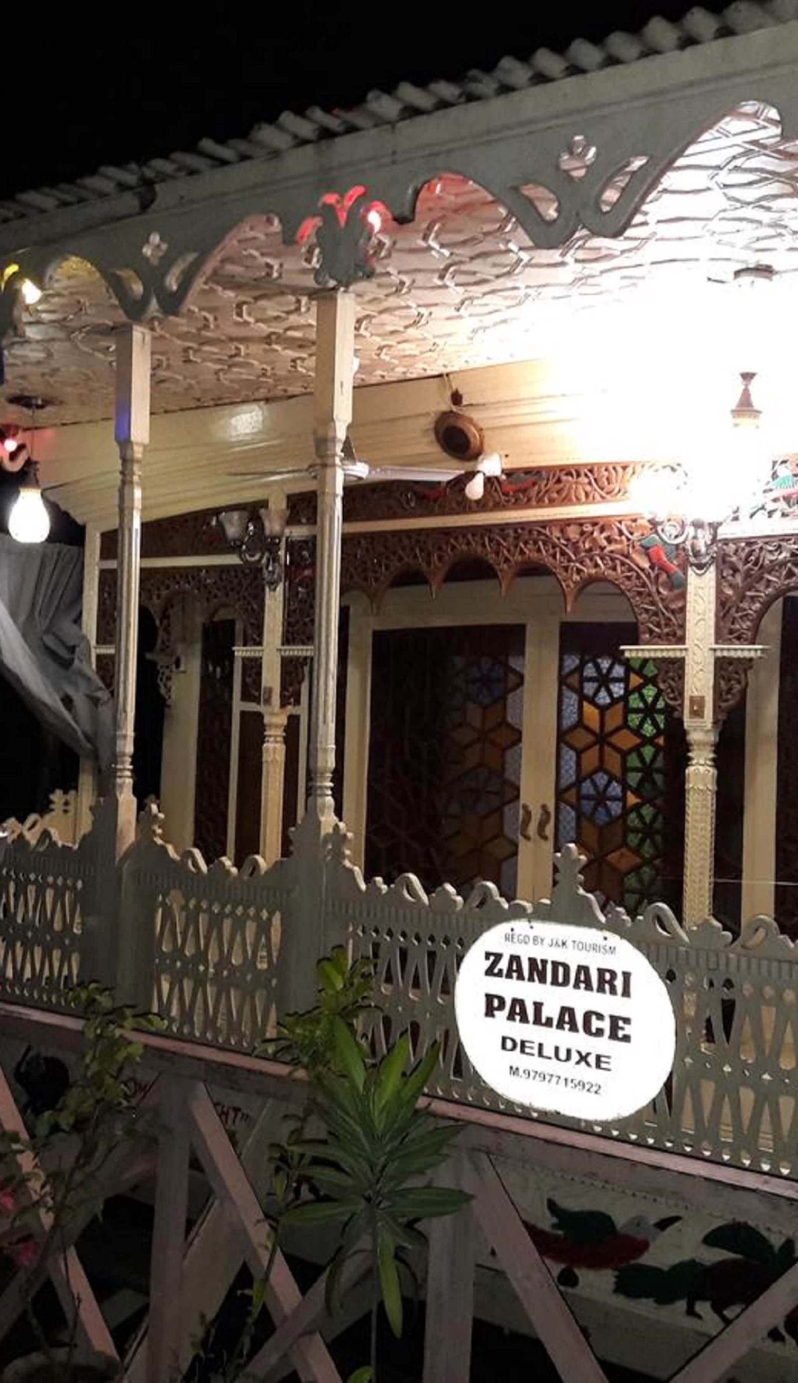 Houseboat Zaindari Palace