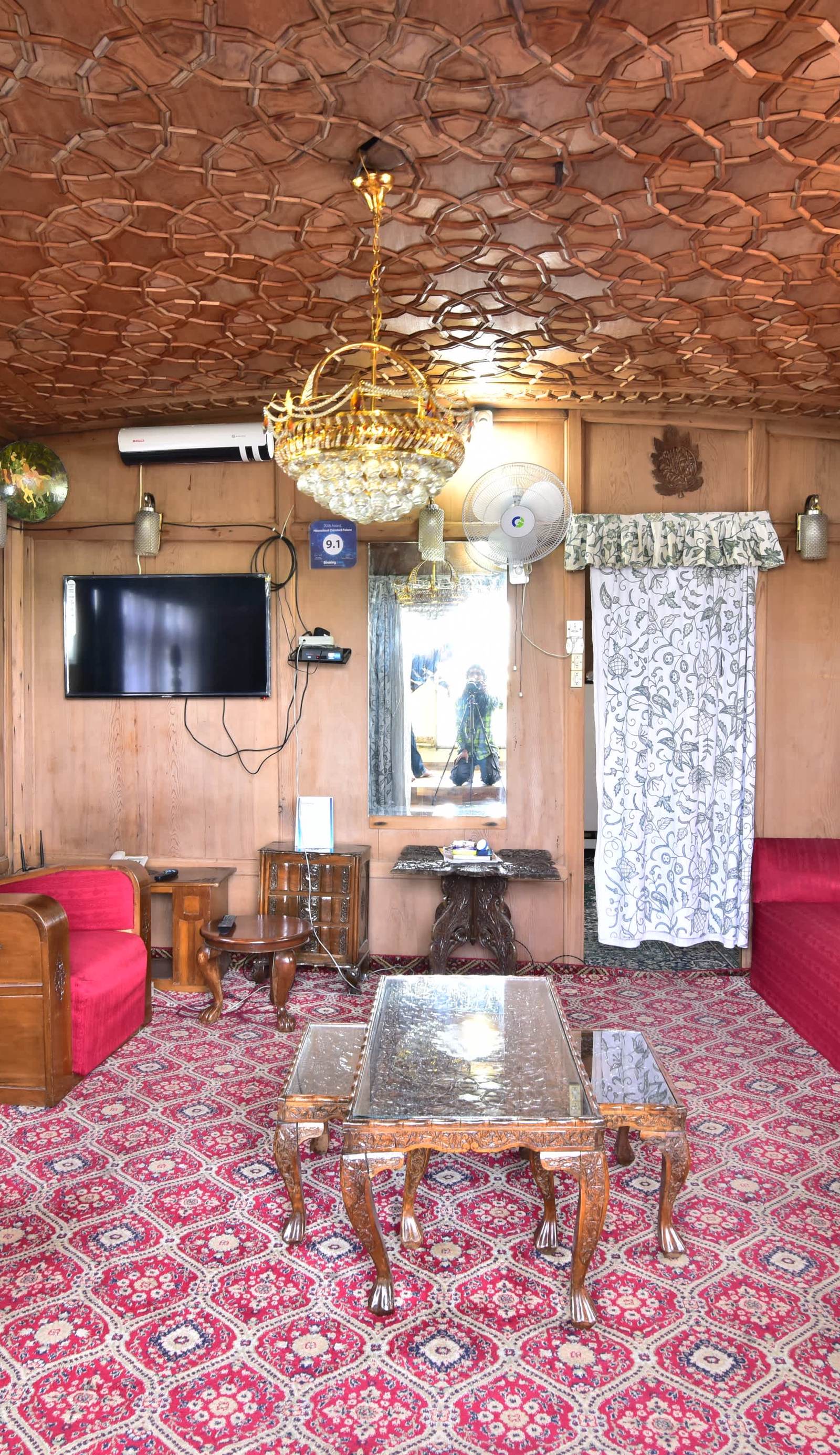 Houseboat Zaindari Palace