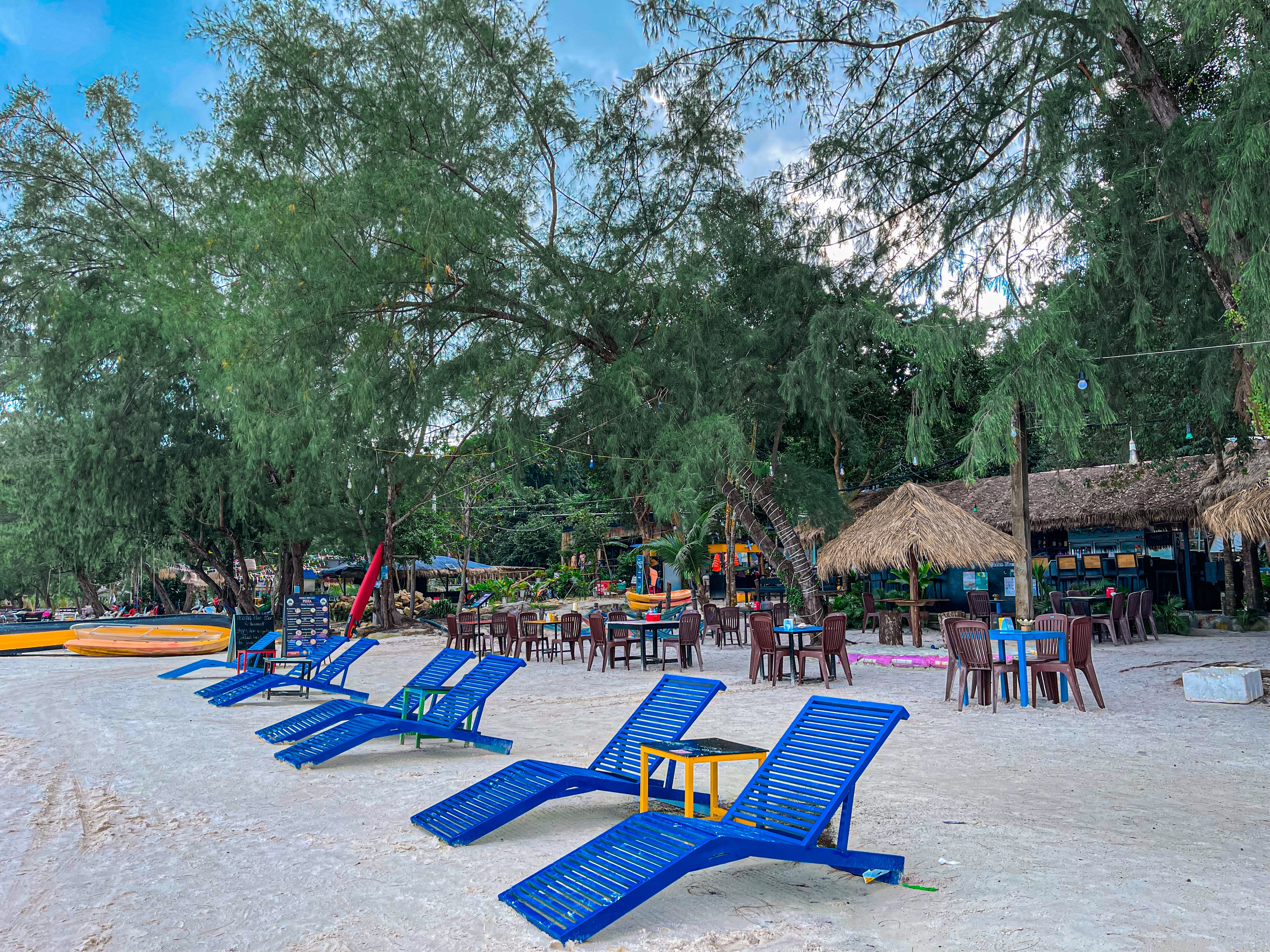 Ocean Lounge Bungalow Hostel bar and Restaurant
