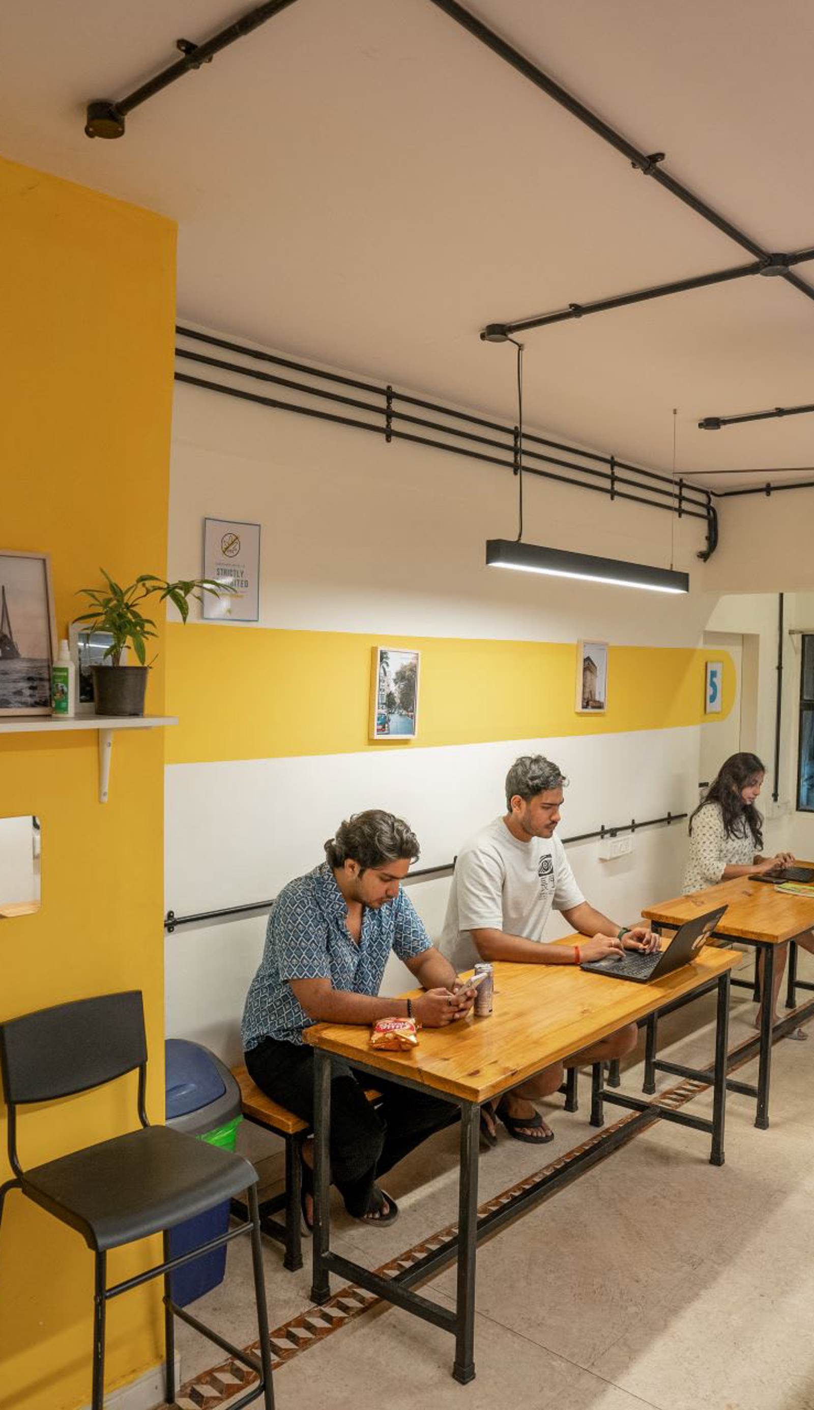 Locomo Hostel Express - Stay | Work | Eat