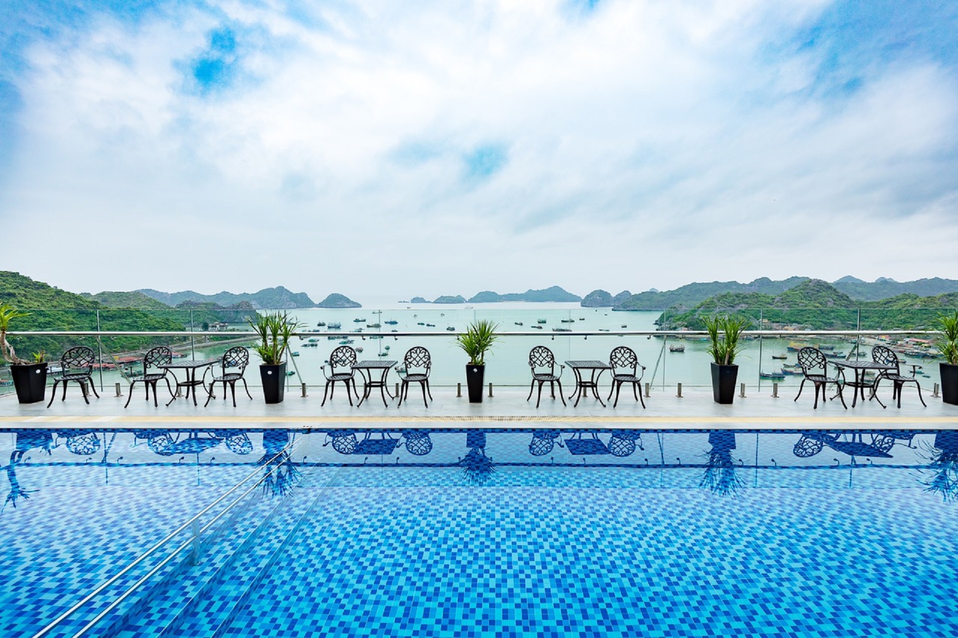 Catba Paradise Hotel – Sky Bar & Massage