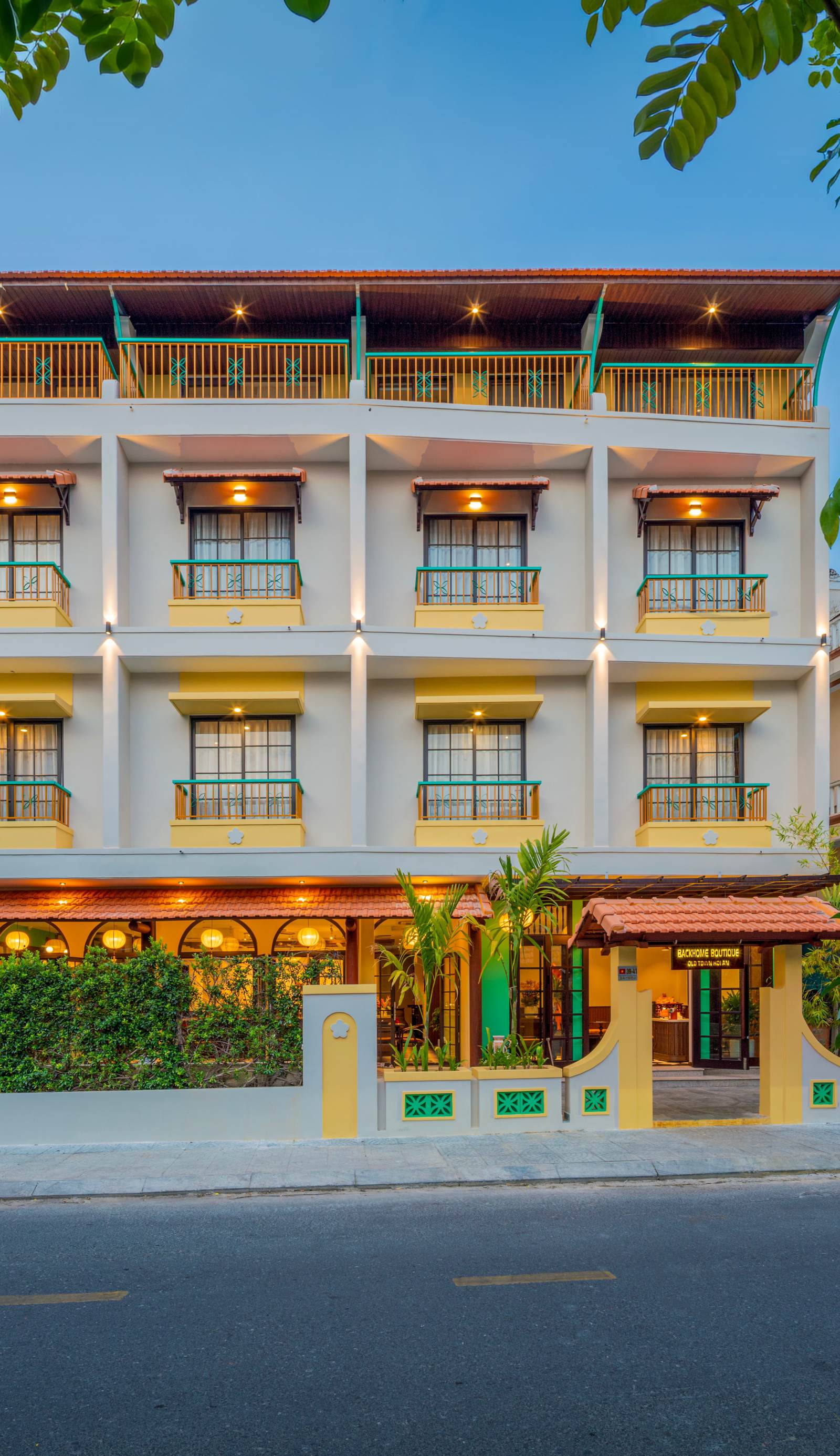 Backhome Hostel and Bar
