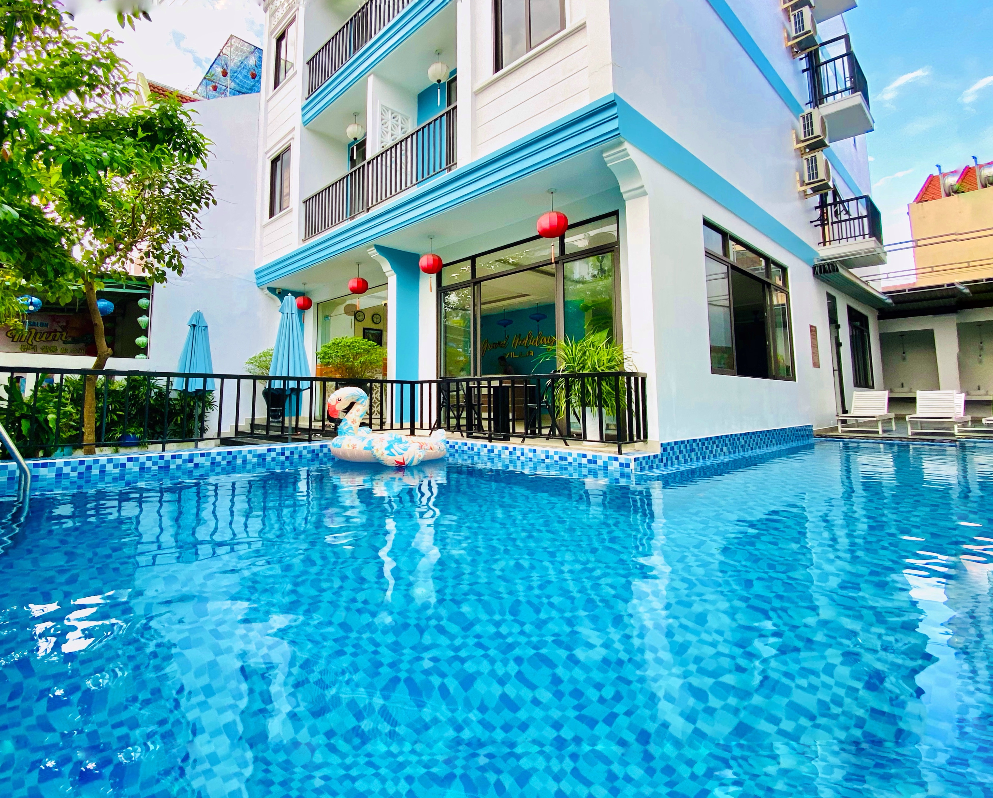 Grand Holiday Villa