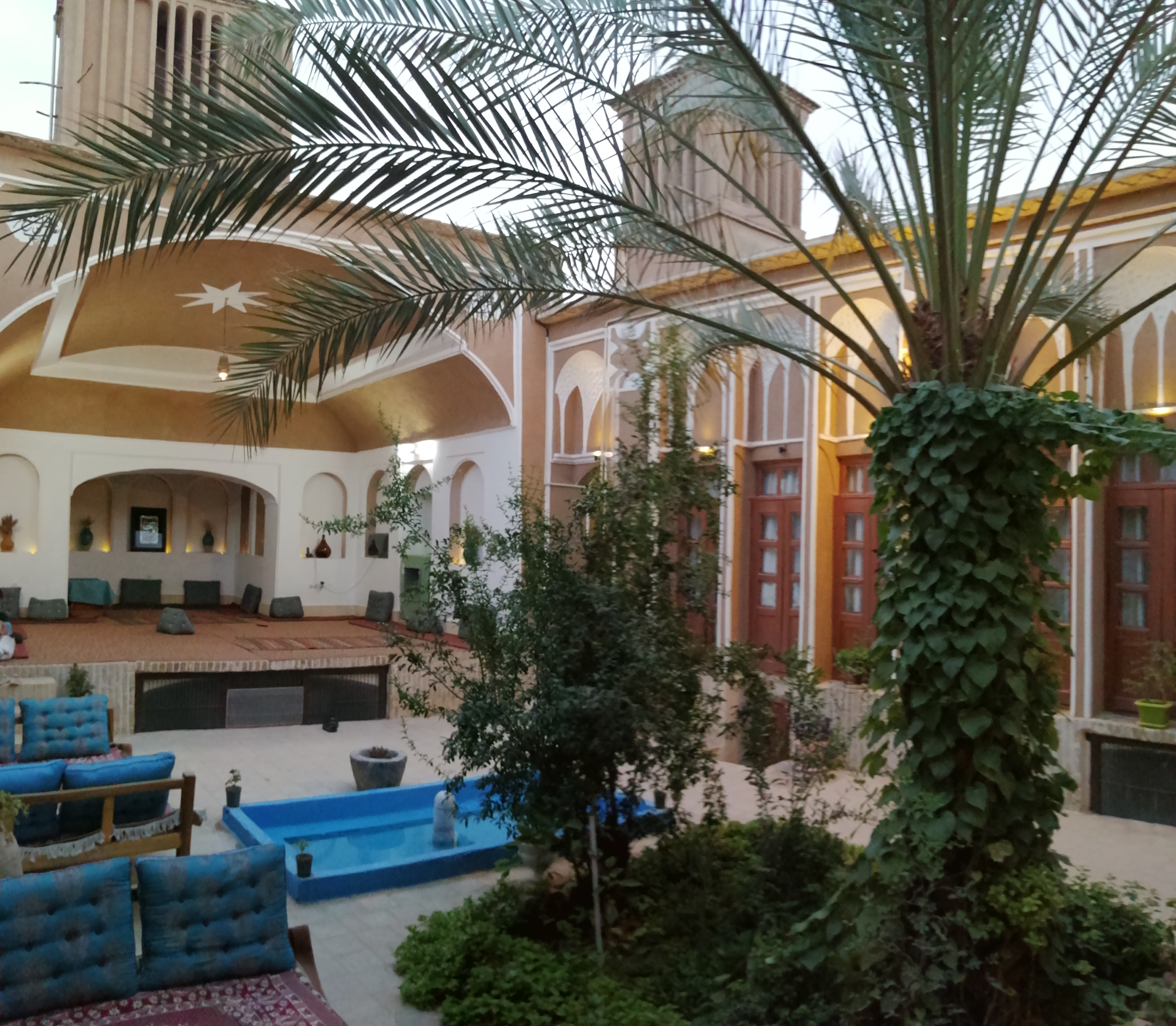 Tarooneh Traditional Hotel