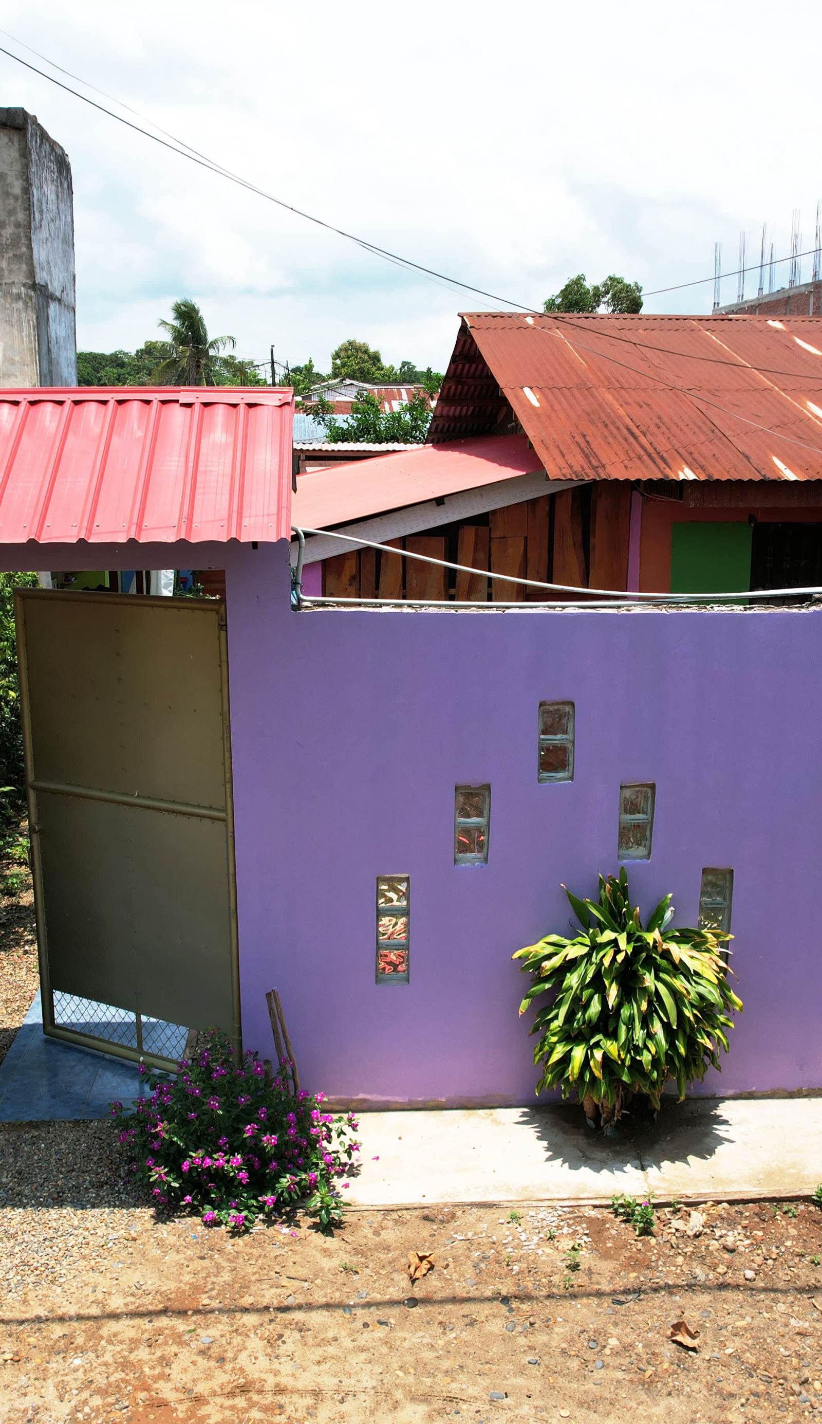 Koryares Househostel Tambopata