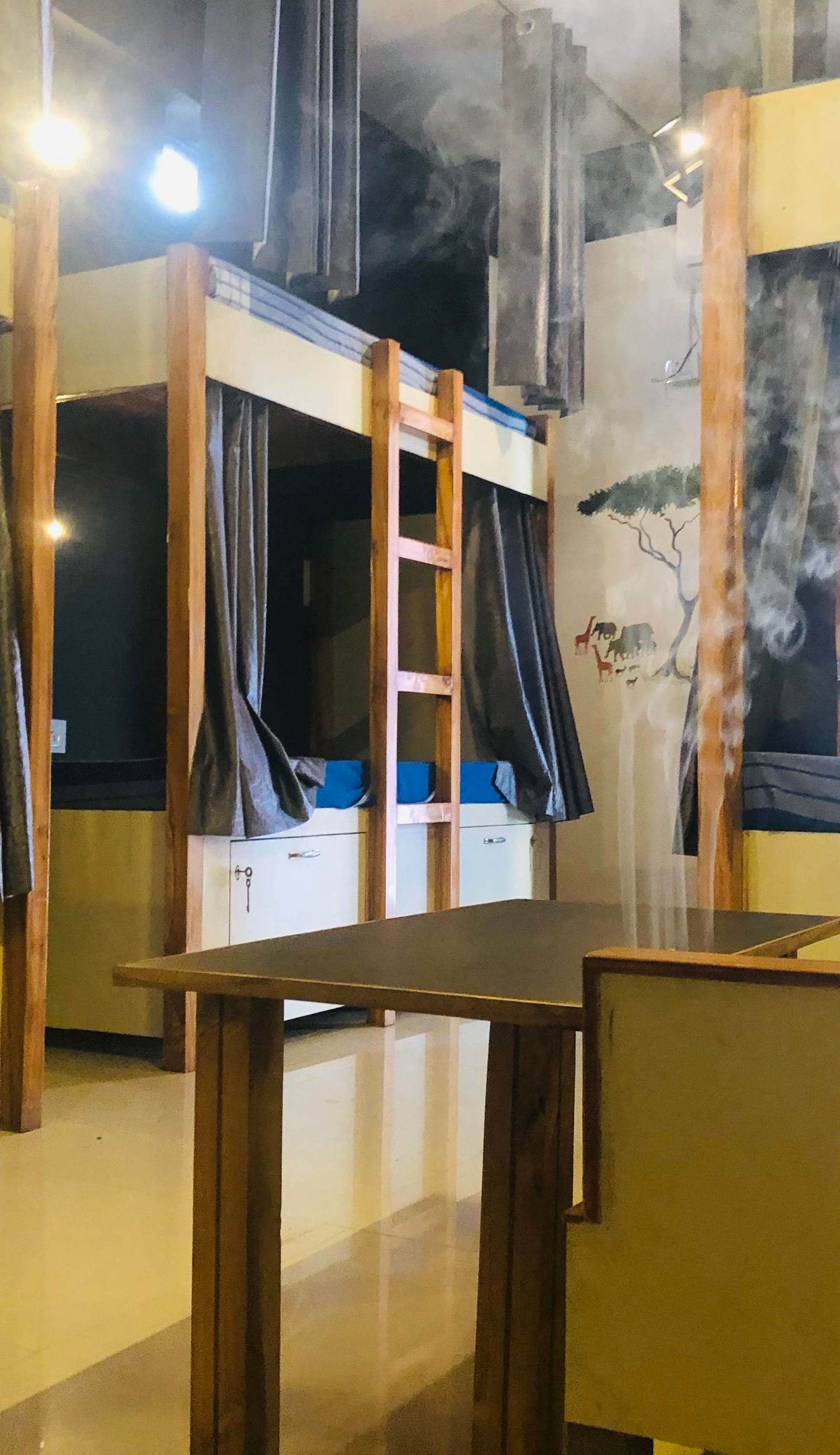 Nomads House: Bunkstay Hotel and Cafe