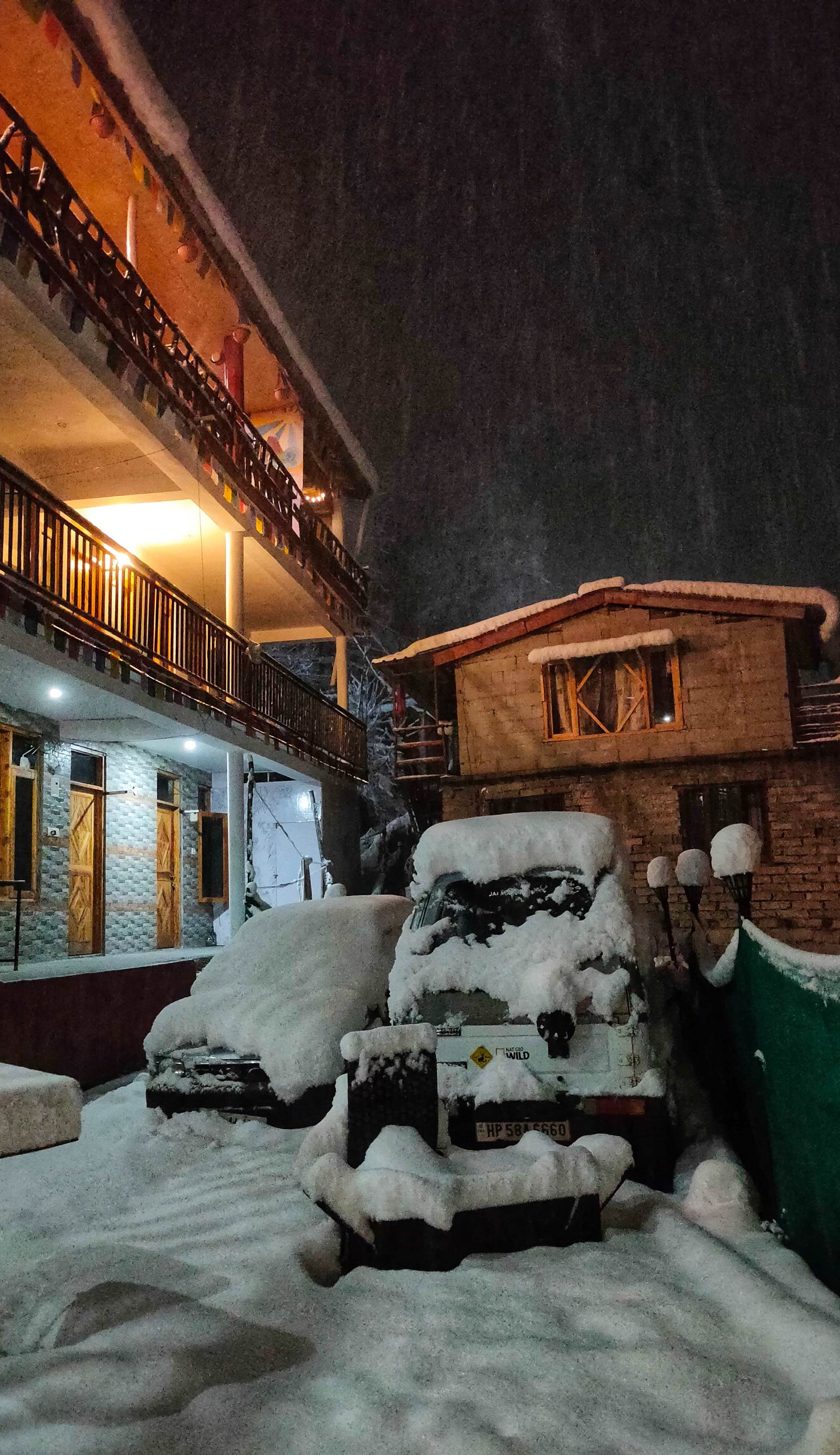 Bros Hostel & Yaara Cafe