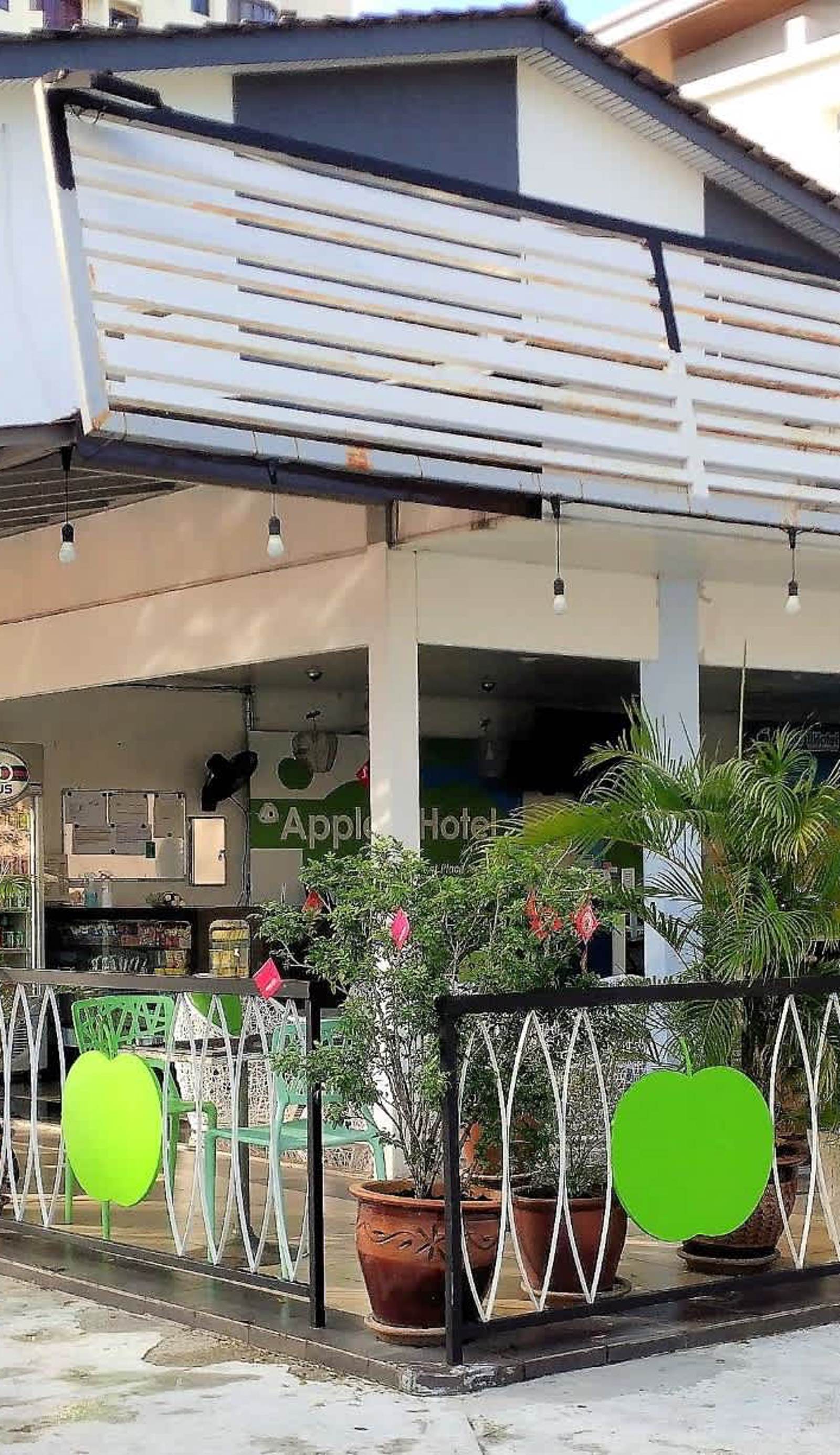 Apple 1 Hotel Gurney