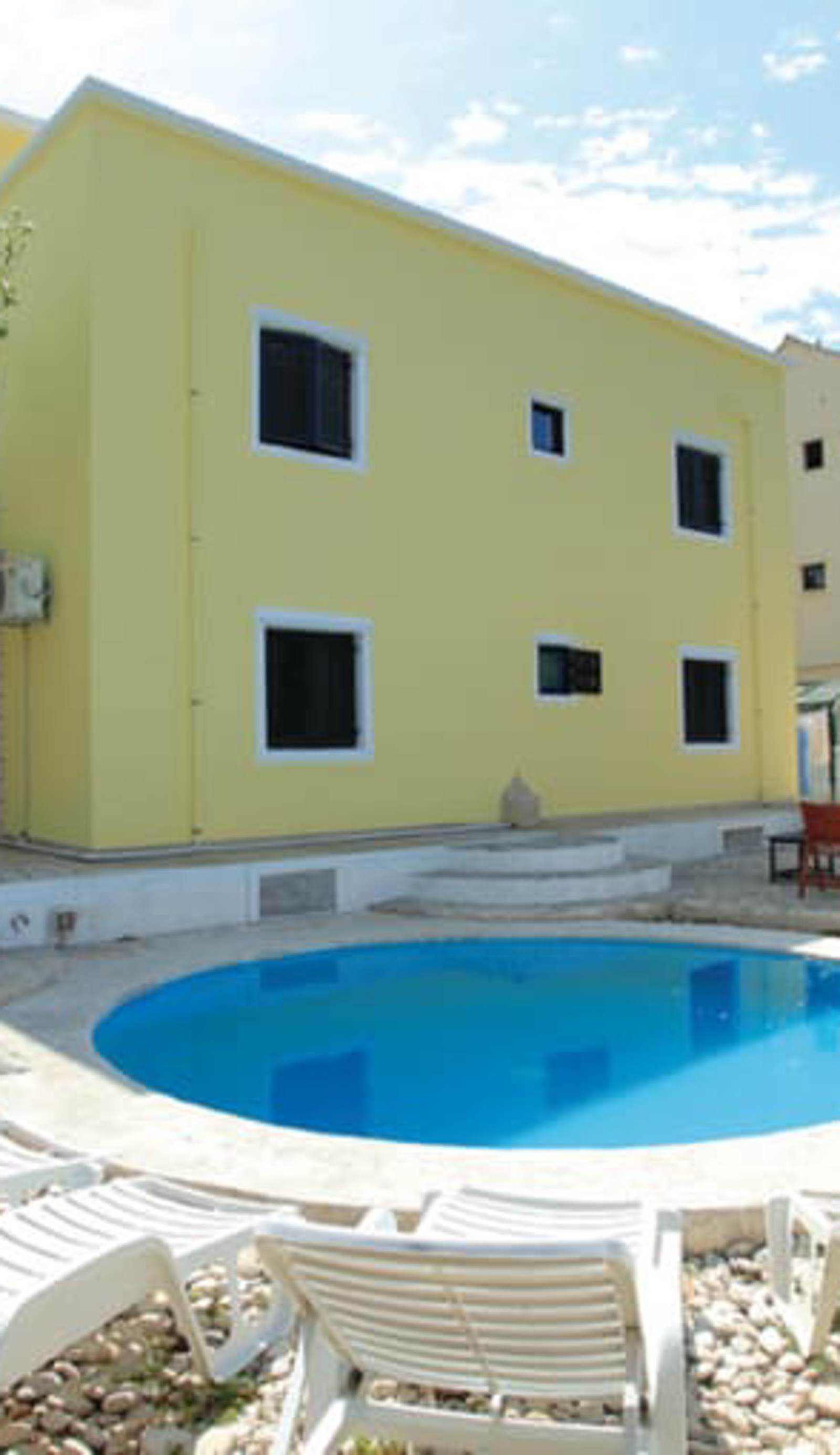 Dragan's Den Hostel