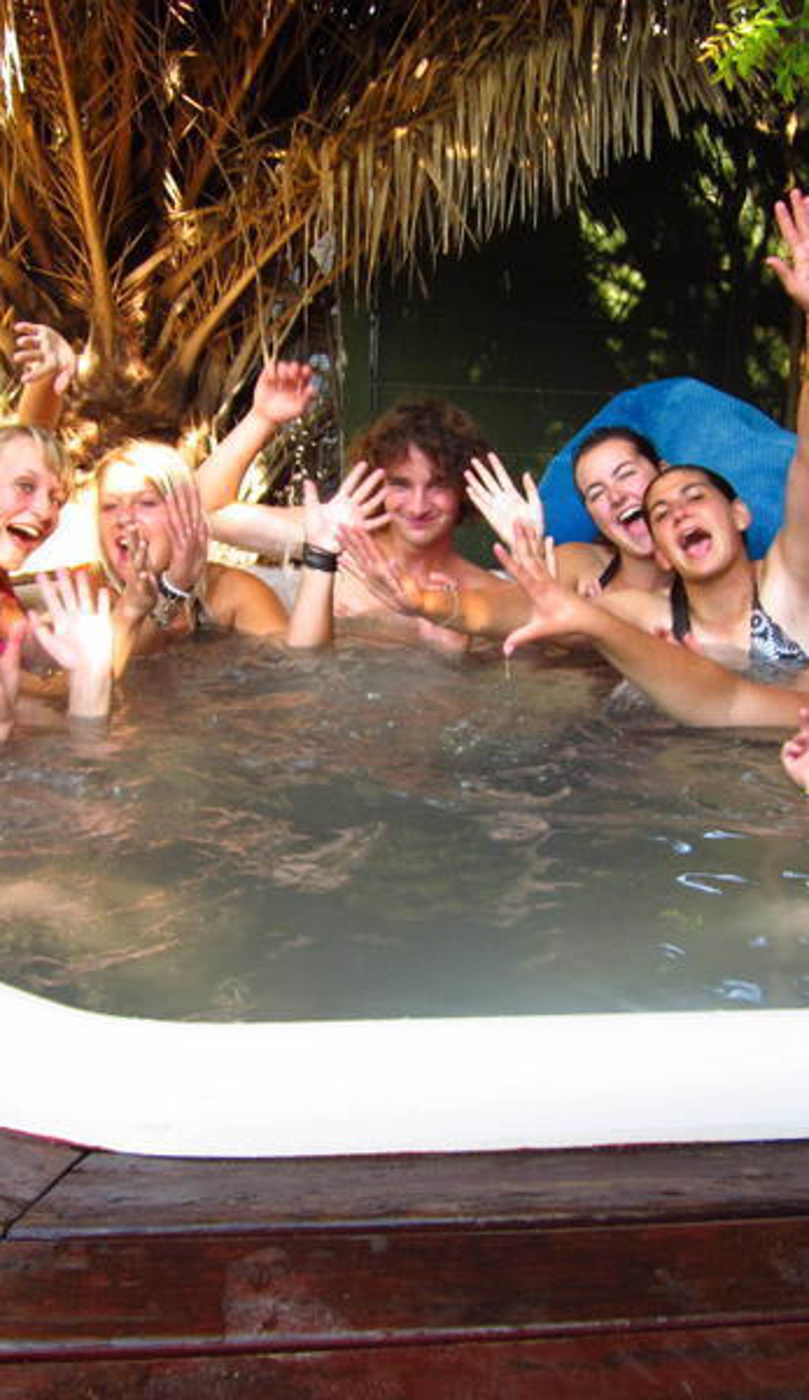 SaltyCrax Backpackers & Surflodge
