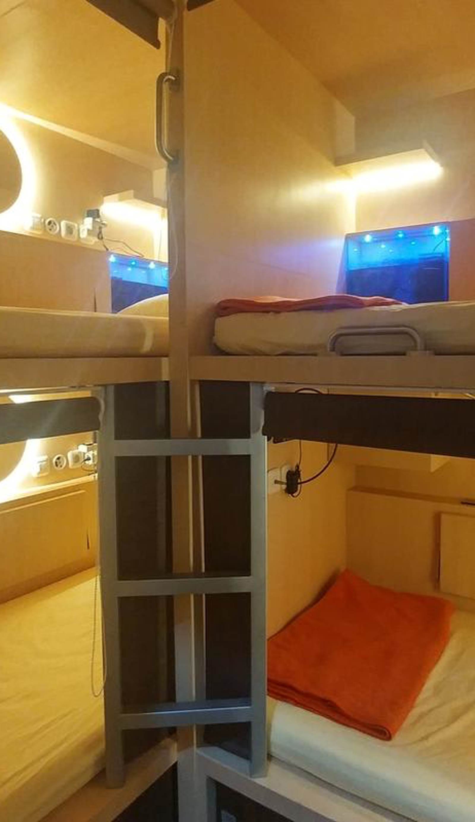 Inap At Capsule Hostel