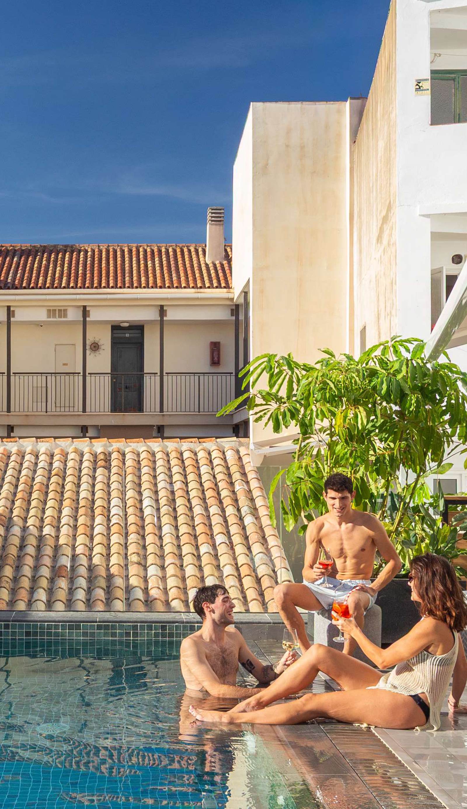 Coeo Hernán Ruiz Rooftop Pool Hostel