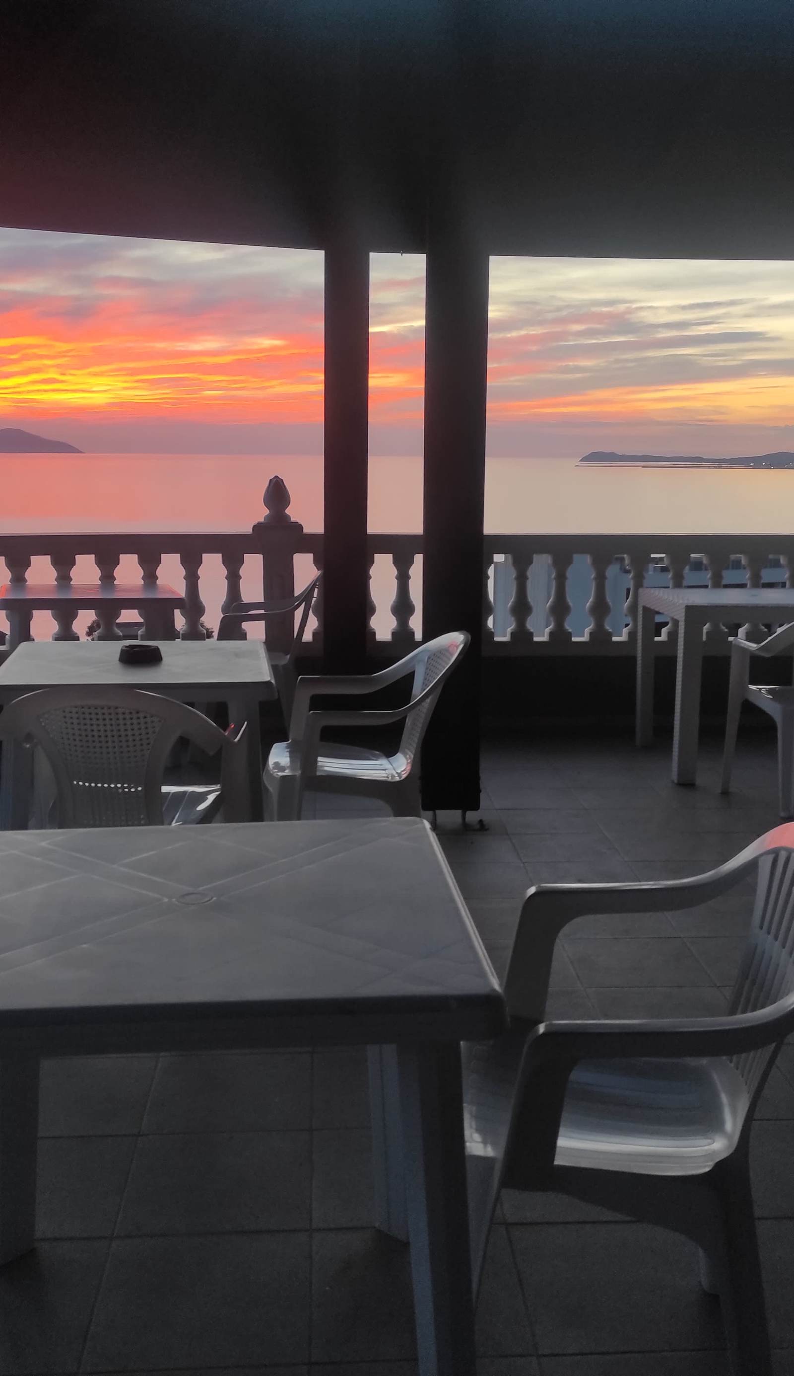 Pinwheel Hostel Vlora & Rooftop Bar