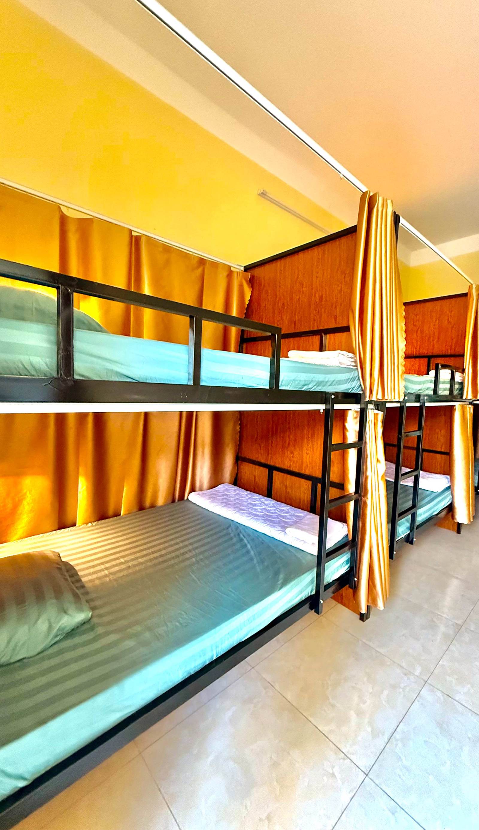 Loop Central Stay Tour & Motorbike Rental