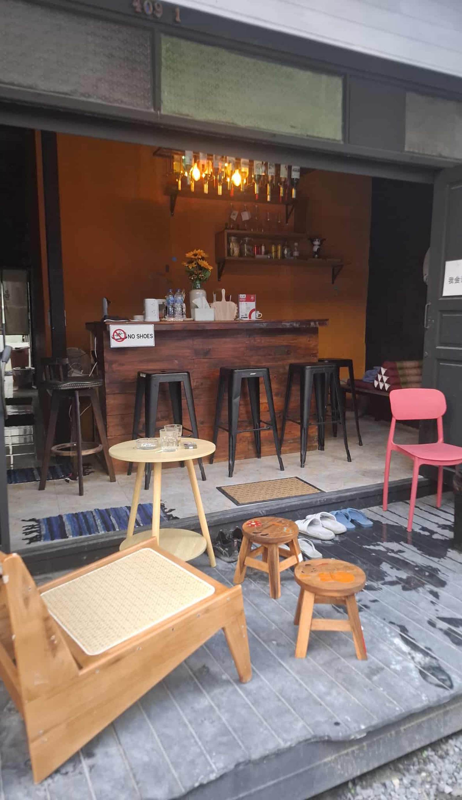 8 Mile Rock Backpacker & Bar