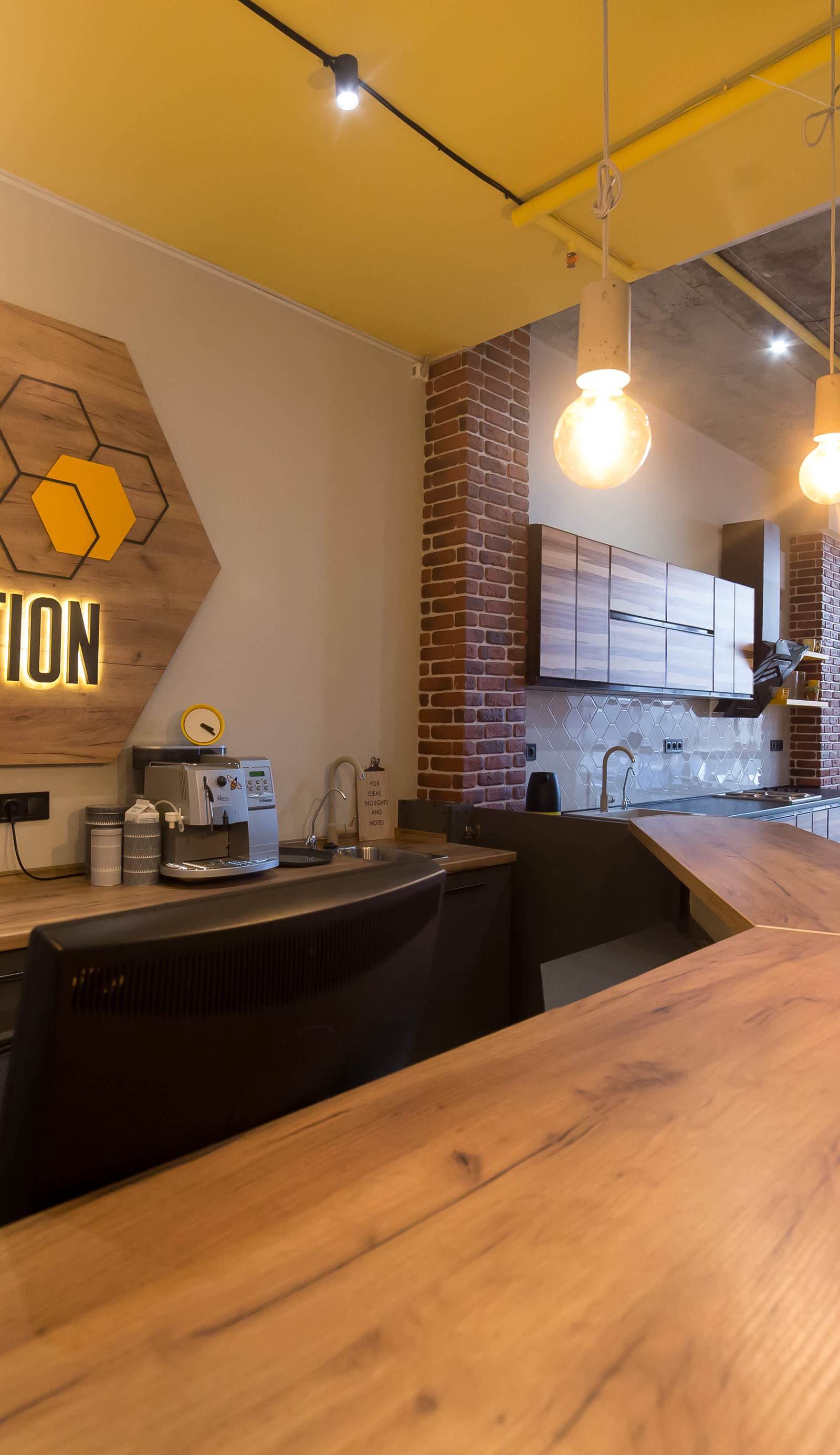 Hotel Bee Station