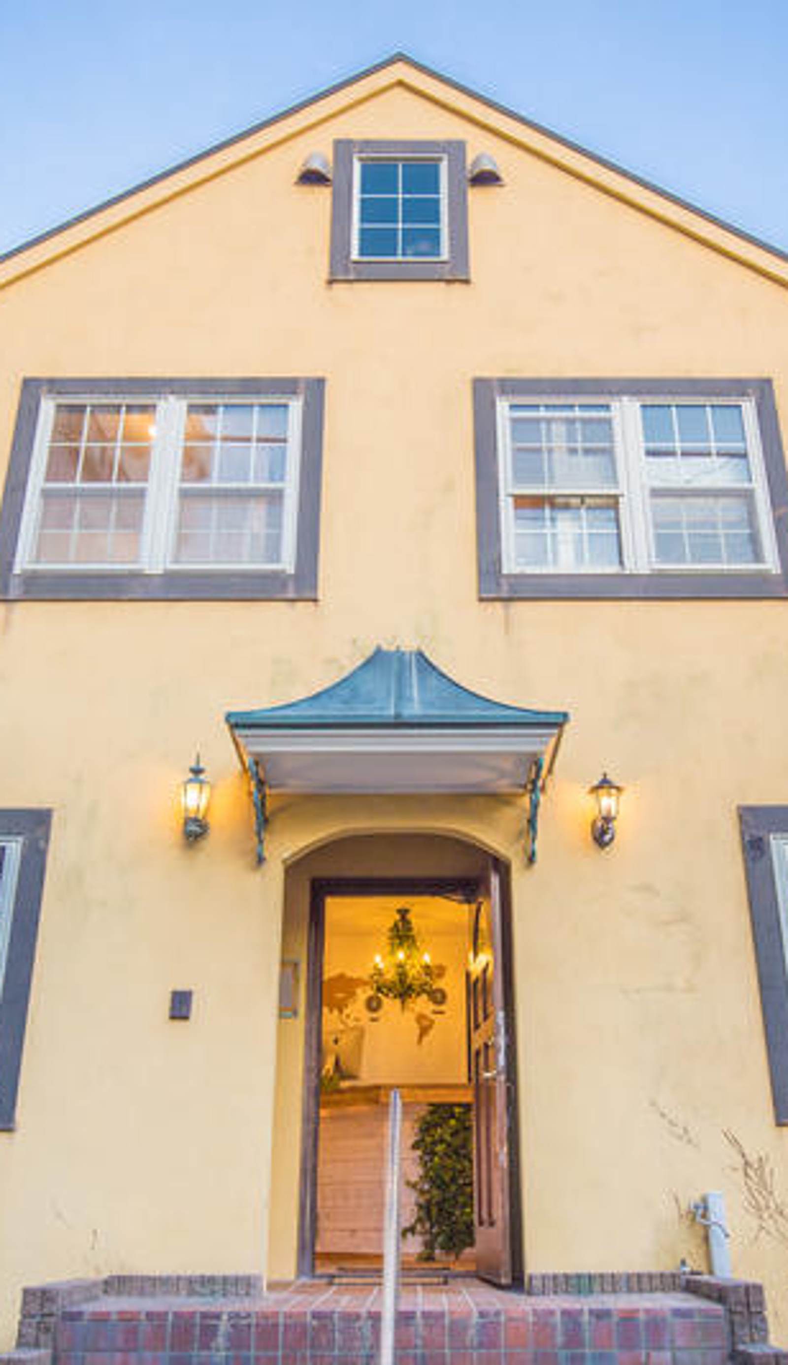 IZA Enoshima Guesthouse & Bar