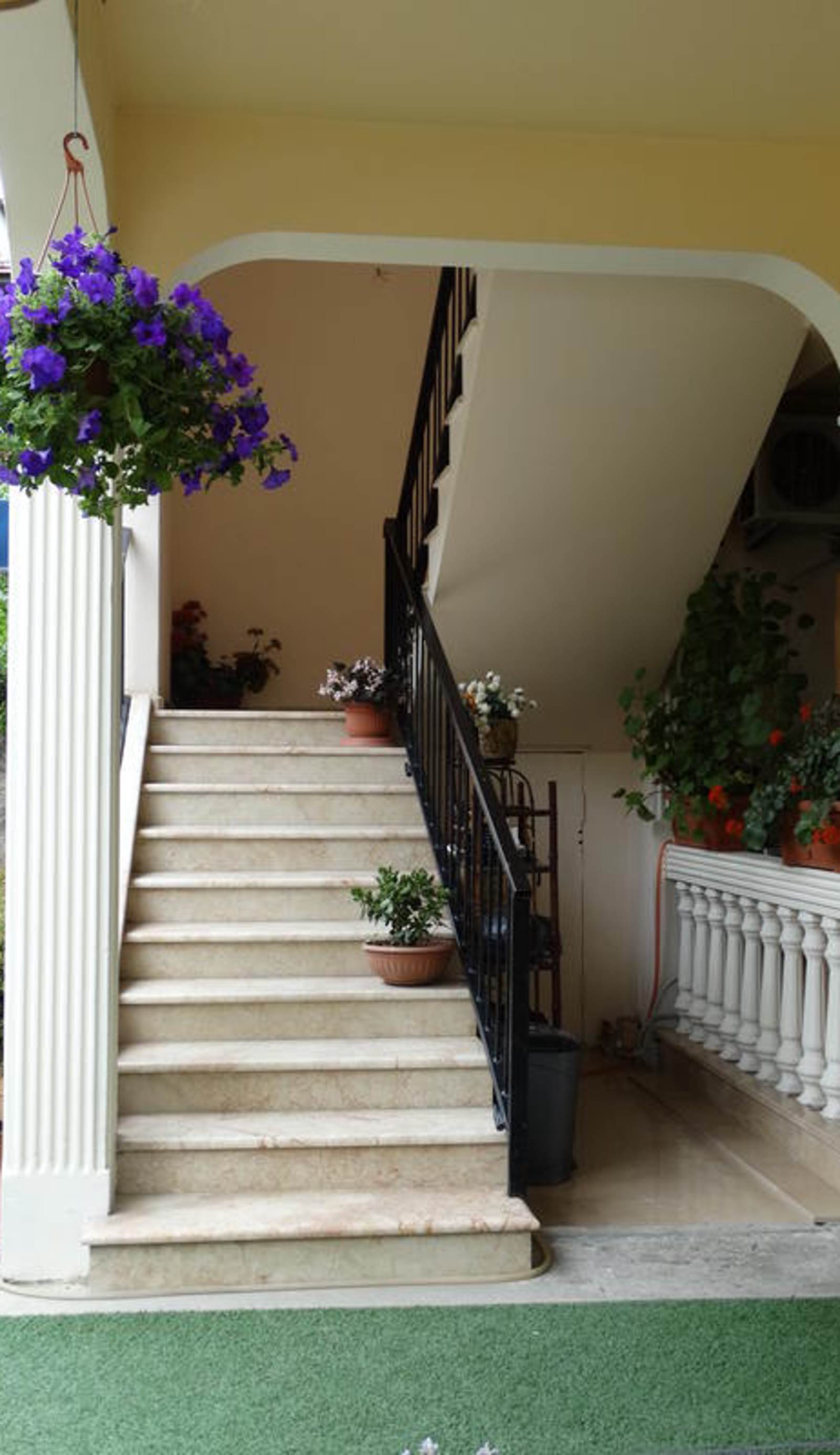 Gulnasi's Guest House